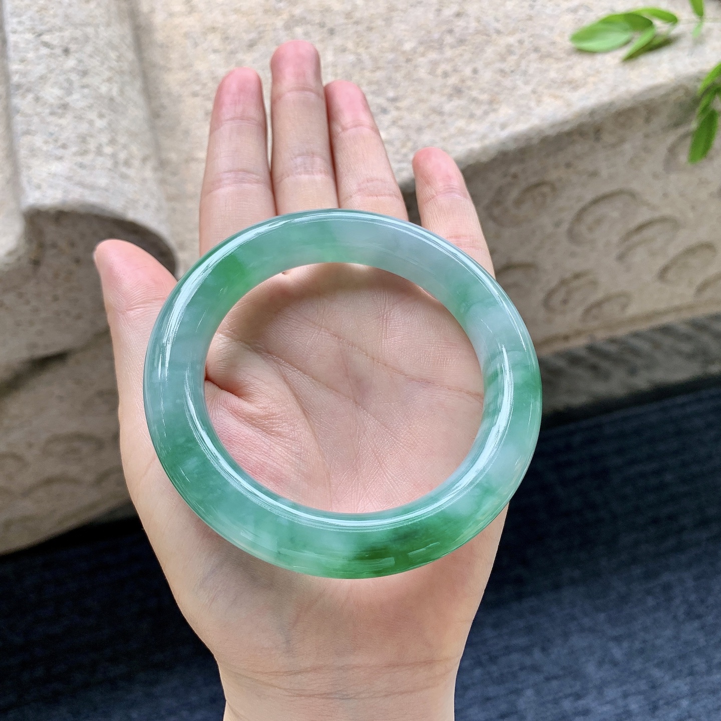 圆条56 57，圈口57.4/12/11.4，编码WW081933，冰糯飘辣绿，水润，种老，细腻，无
