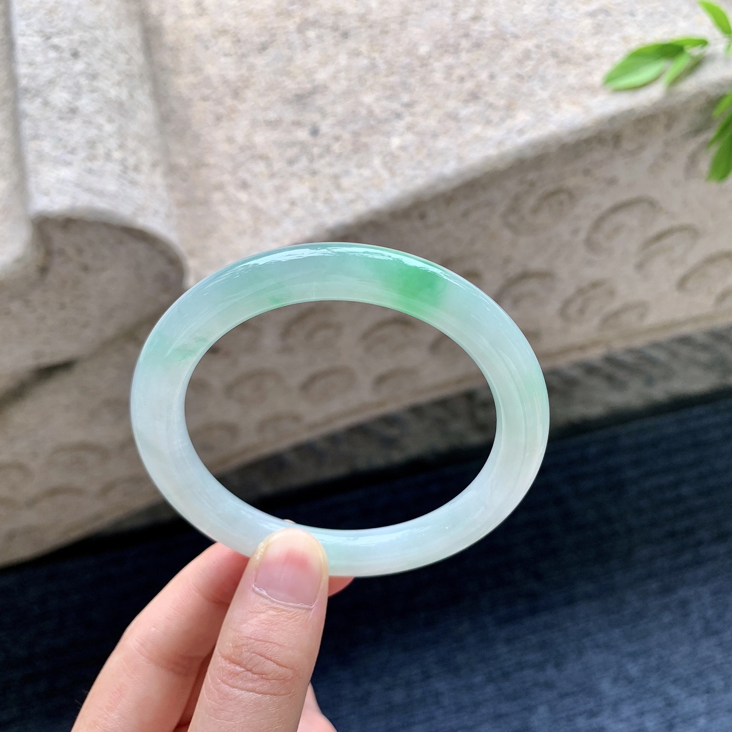 圆条56 57，圈口57/8.6/8.9，编码W6081915，描述细糯飘绿，水润，种老，细腻，打灯有棉纹