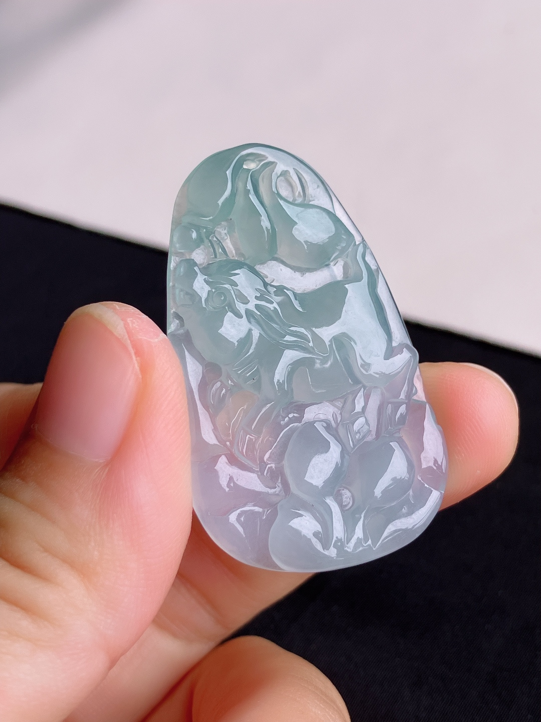 ️底色生肖猪牌，晶莹剔透，尺寸42.6/26.5/4.6/自然光实拍