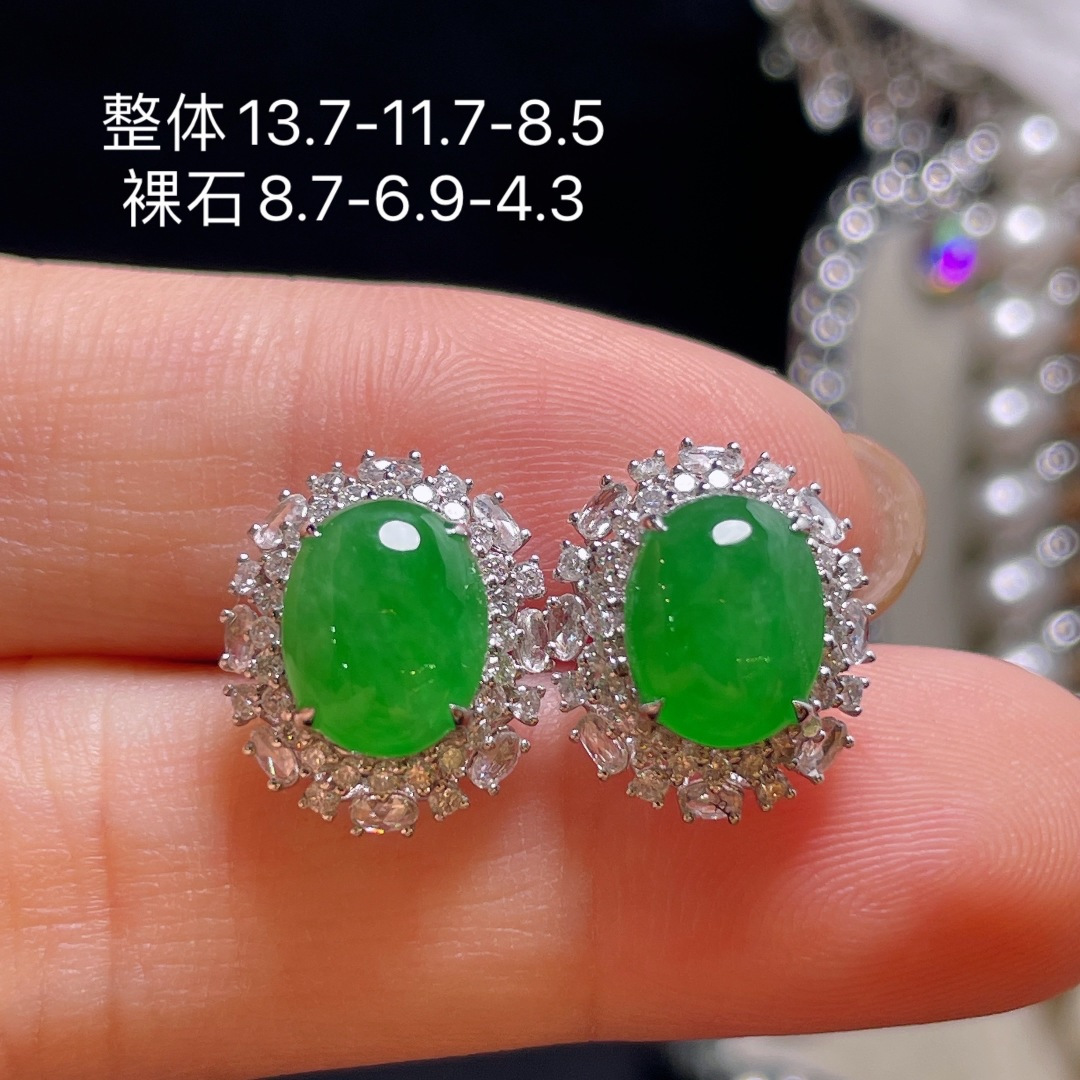 翡翠A货 蛋面耳环，阳绿满色，料子冰润细腻，种老起光，18k金镶真钻，上身佩戴效果很好，尺寸如图，