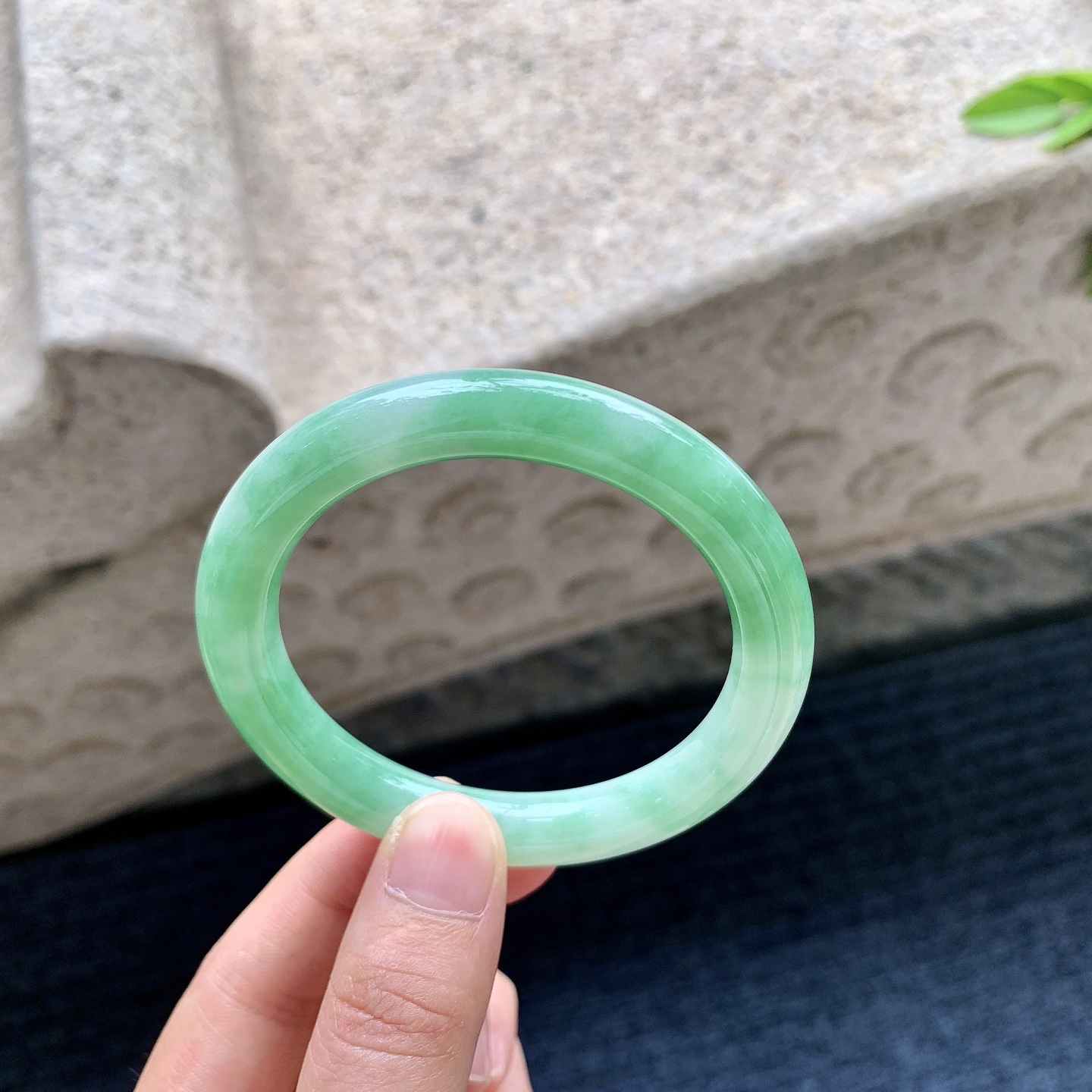 圆条51 52，圈口52.8/9/8.8，编码W6081916，描述细糯飘绿，水润，种老，细腻，打灯有絮线