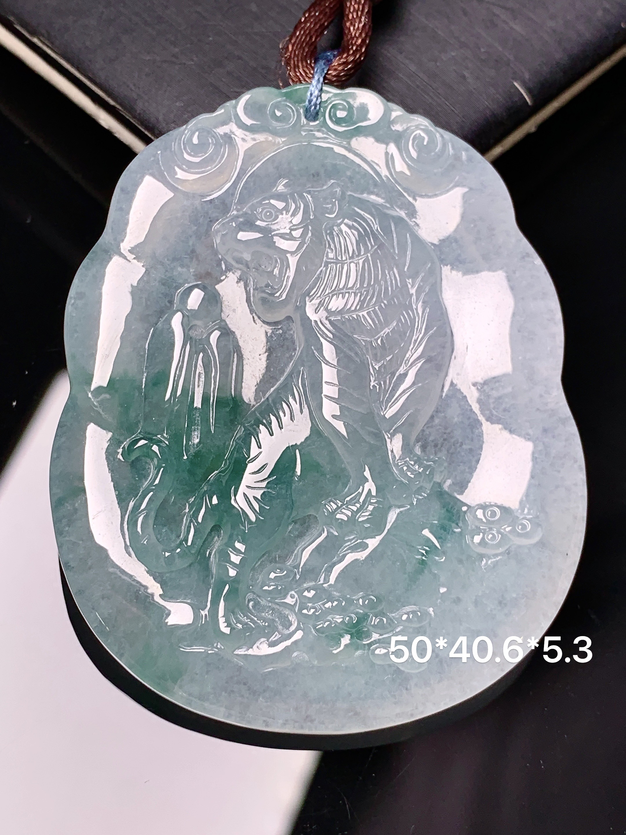 飘绿生肖虎牌吊坠 玉质细腻 色泽艳丽清新 水润亮眼 整体尺寸50*40.6*5.3 b2