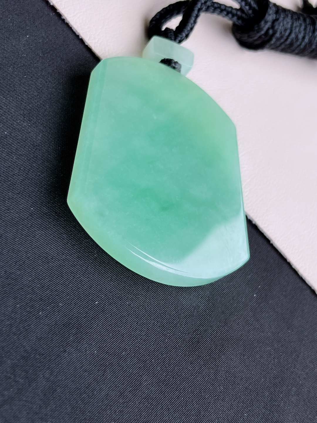 甜绿平安牌，简约时尚，尺寸52/41.6/5.8/自然光实拍