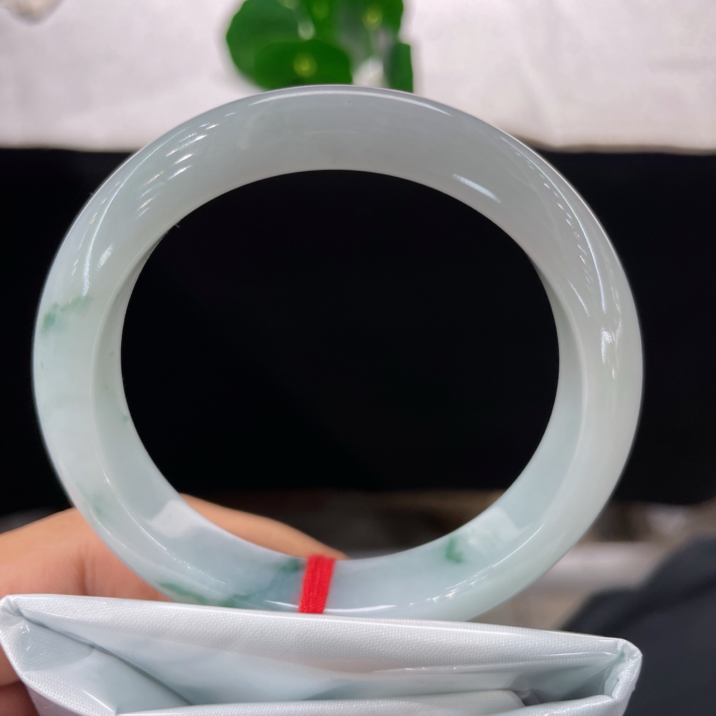 翡翠手镯 圈口56.6/12.4/8.4，冰飘花正圈，56/57/可戴，飘花藏山水，玉润伴朝夕，无裂