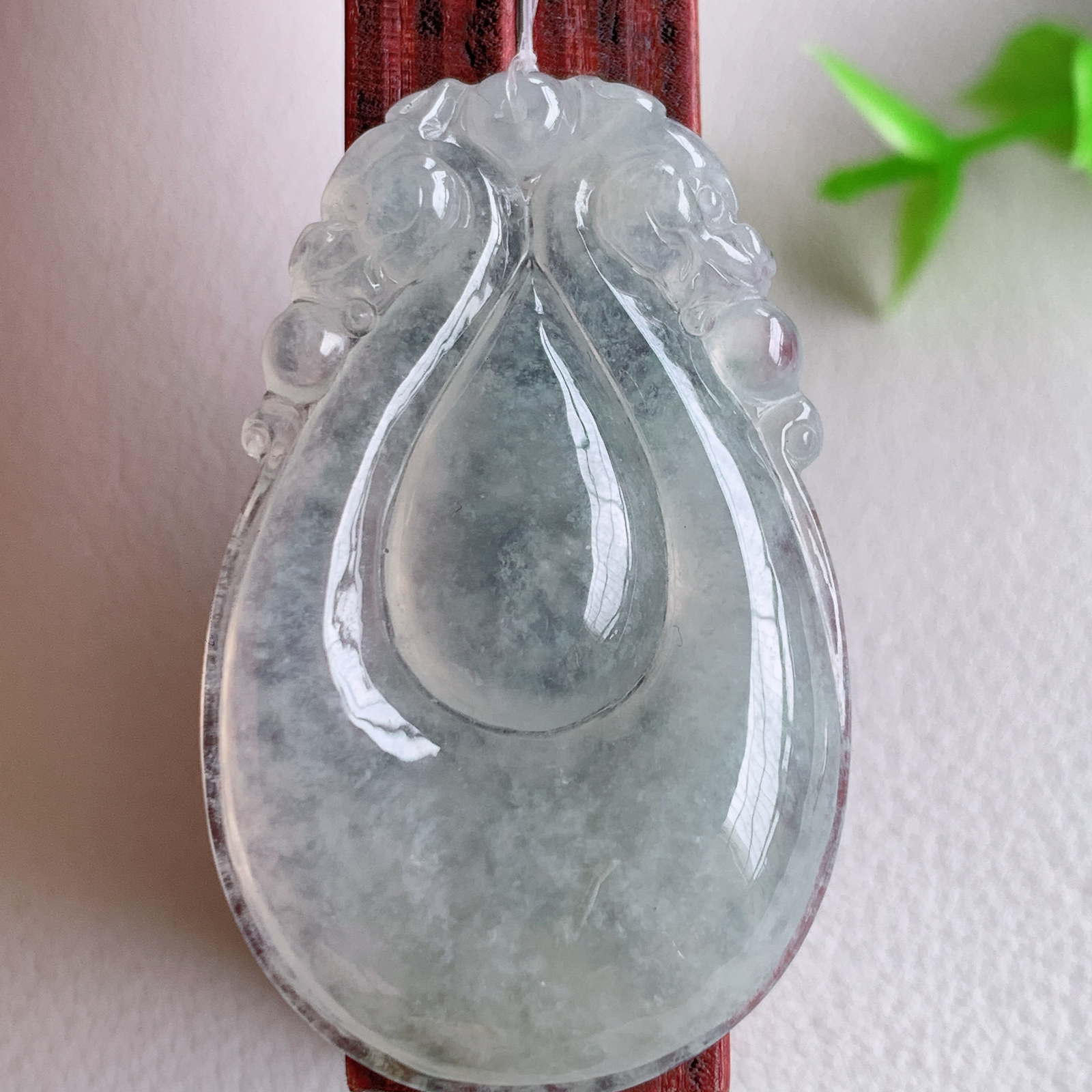 冰润福贝翡翠吊坠，寓意“辈辈有福，财源广进”水足莹润。通体清新通透，佩戴效果优雅迷人，W49.17 尺寸：39-24.5-5.8mm
