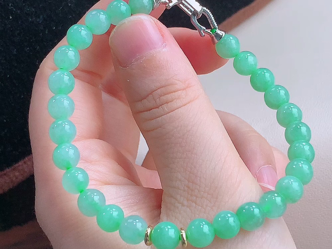 ️ 豆绿手串，尺寸取一6.6mm，包A附证书