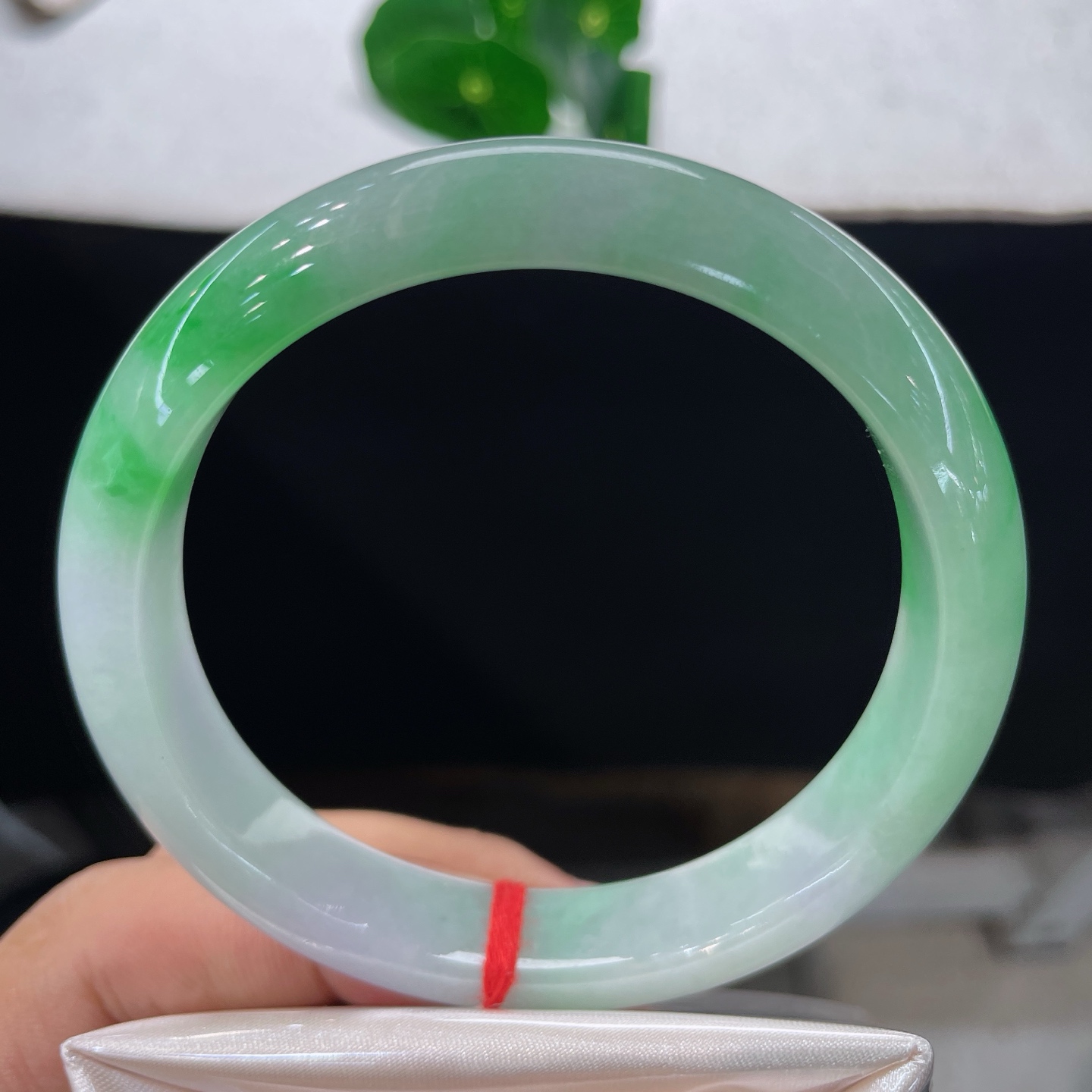 翡翠手镯 圈口61.5/12.3/8.3，春彩正阳绿正圈，远山含翠，玉镯藏春，一镯伴身，岁岁安然。无