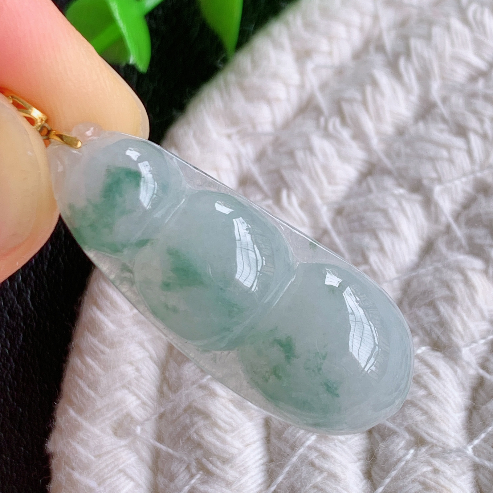 18k金扣冰润飘花福豆翡翠挂件，老种飘花  冰清玉洁  胶感十足  寓意“四季平安，福气满满”颜色鲜