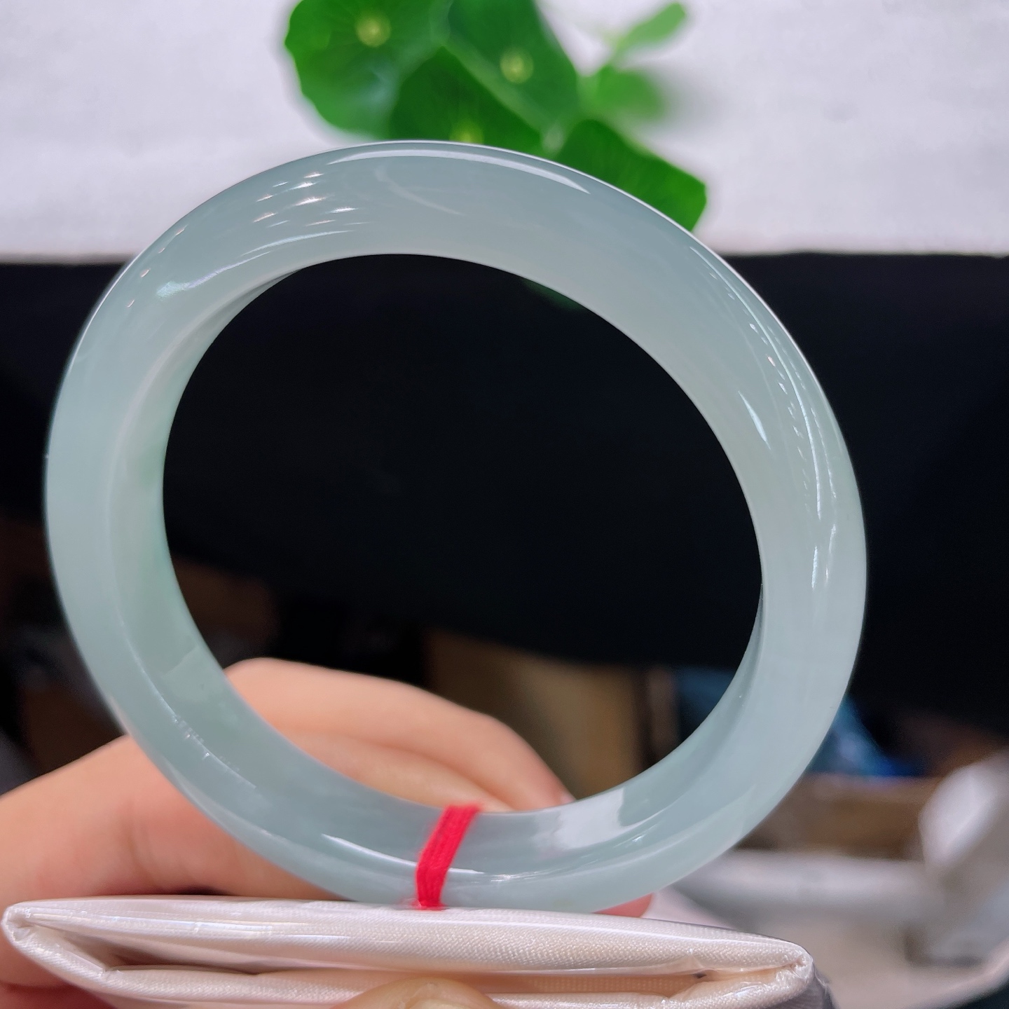 翡翠手镯 圈口54.7/10.2.8，晴底正圈，54/55可戴，仿若薄雾绕林，冰润清灵。质地澄澈。无裂。