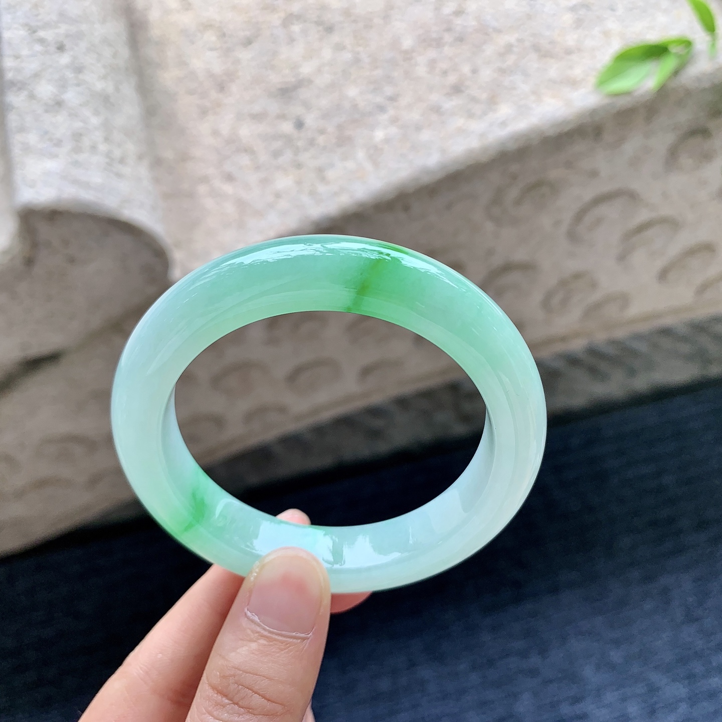 正圈53 54，圈口54.1/12/9.2，编码NK081923，细糯飘阳绿，水润，种老，细腻，有纹线