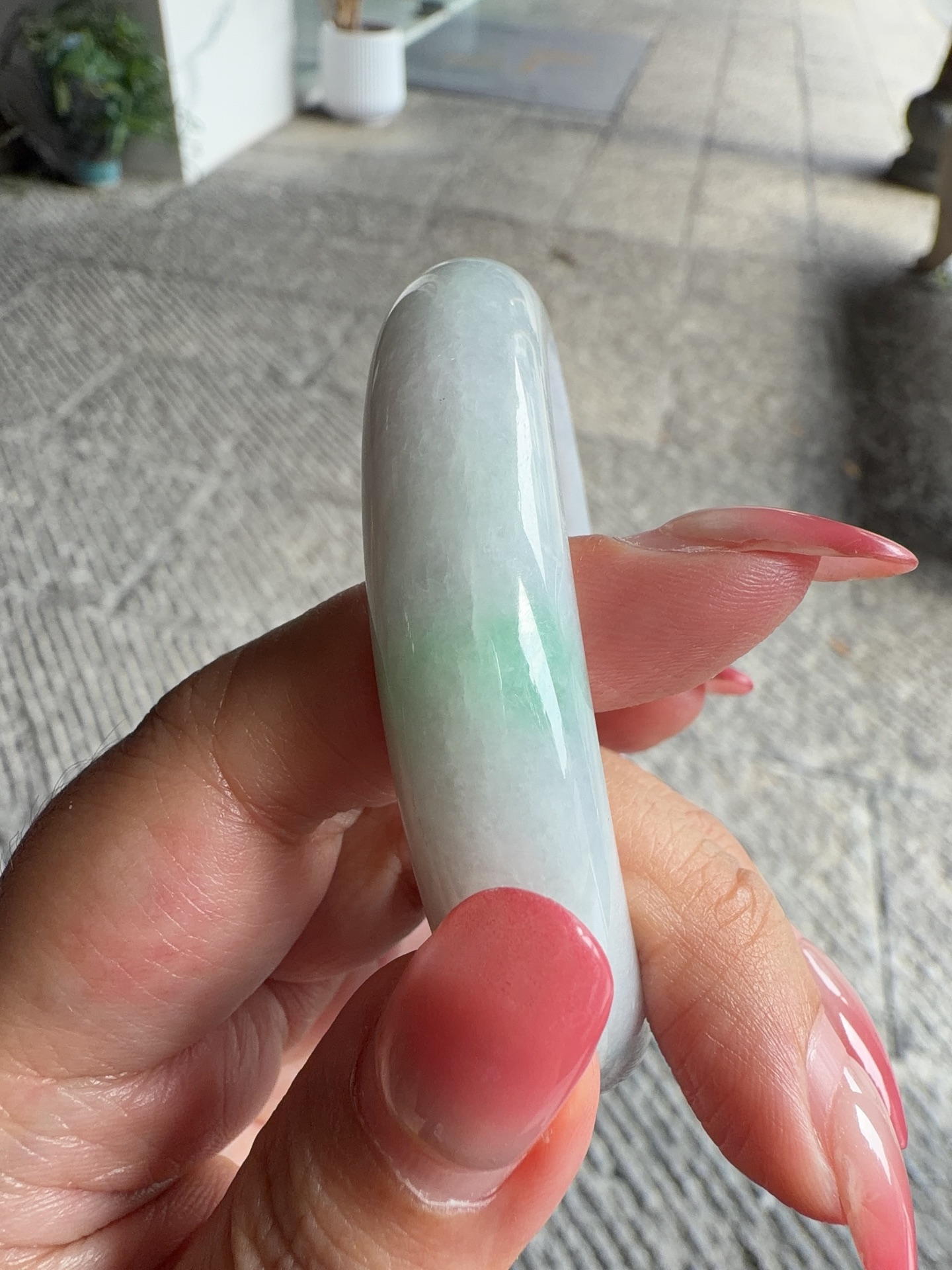 正圈58 59，圈口58.7-13.3-8.3，编码0818P10，糯种飘绿，晶莹剔透，水润，种老，有纹