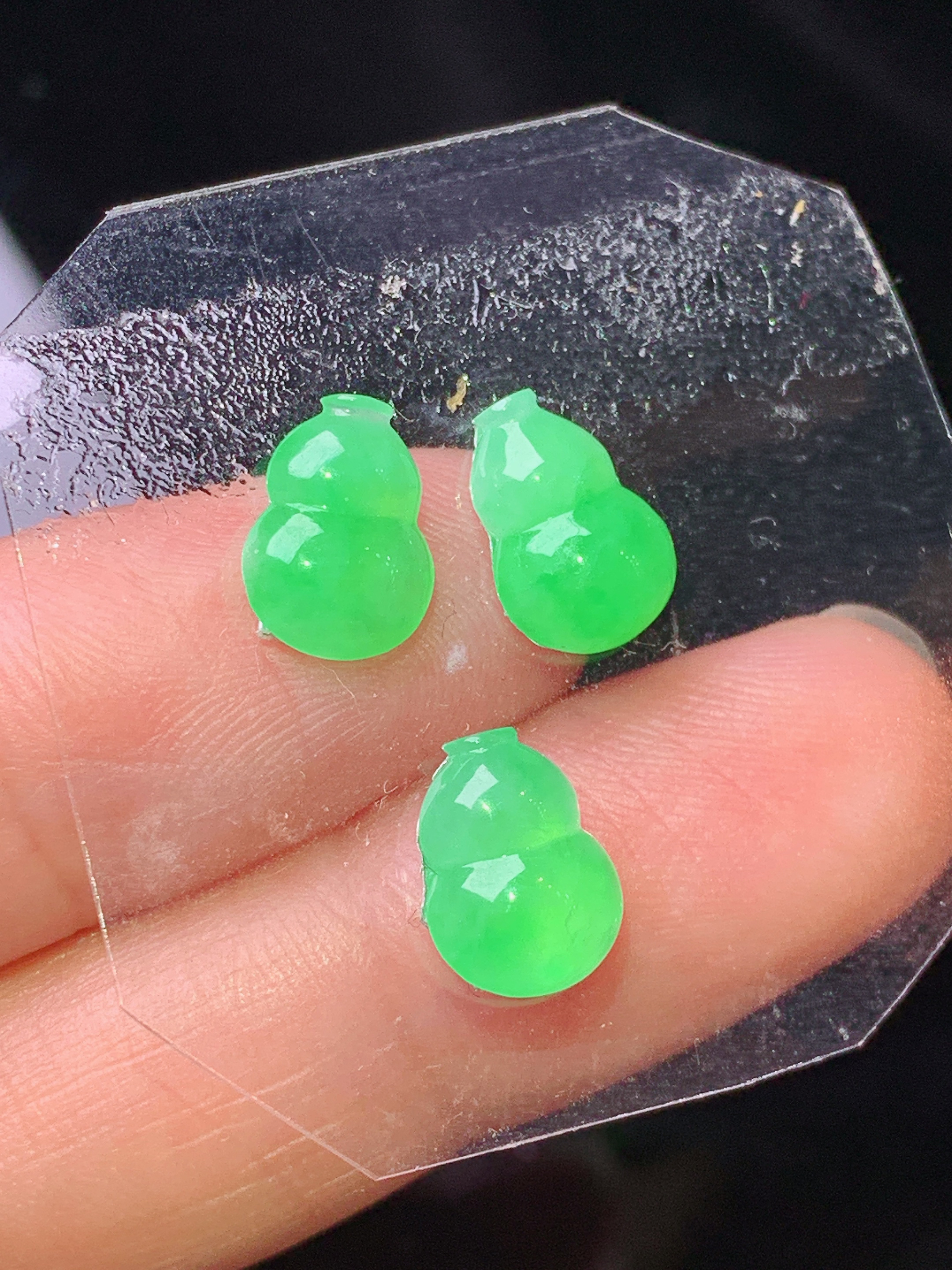 镶嵌款 阳绿葫芦一手 玉质细腻 色泽艳丽清新 水润亮眼 整体尺寸9.2*7*3.5 h1