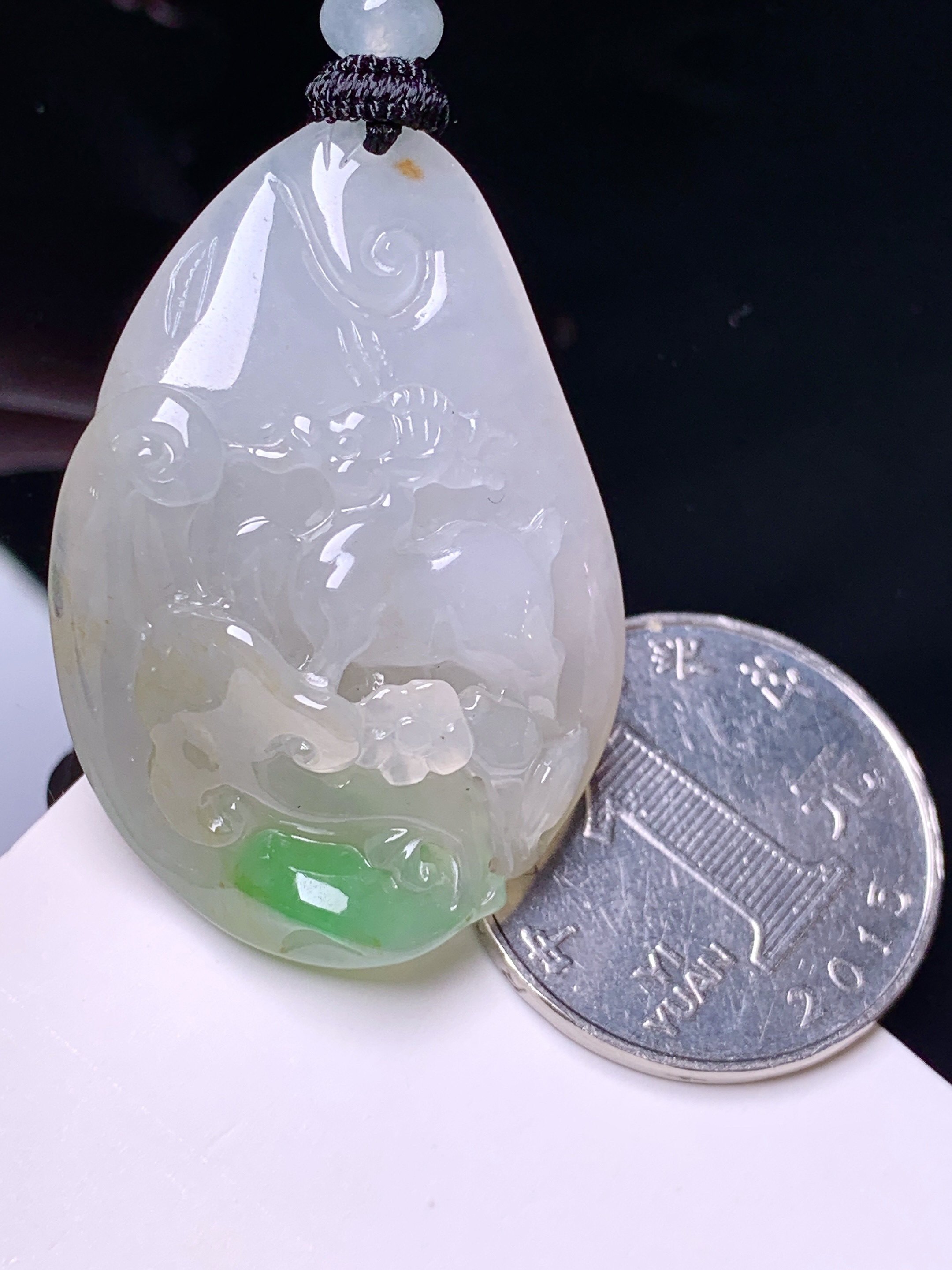 飘绿梅花鹿牌吊坠 玉质细腻 色泽艳丽清新 水润亮眼 整体尺寸39.6*27.5*13 w1