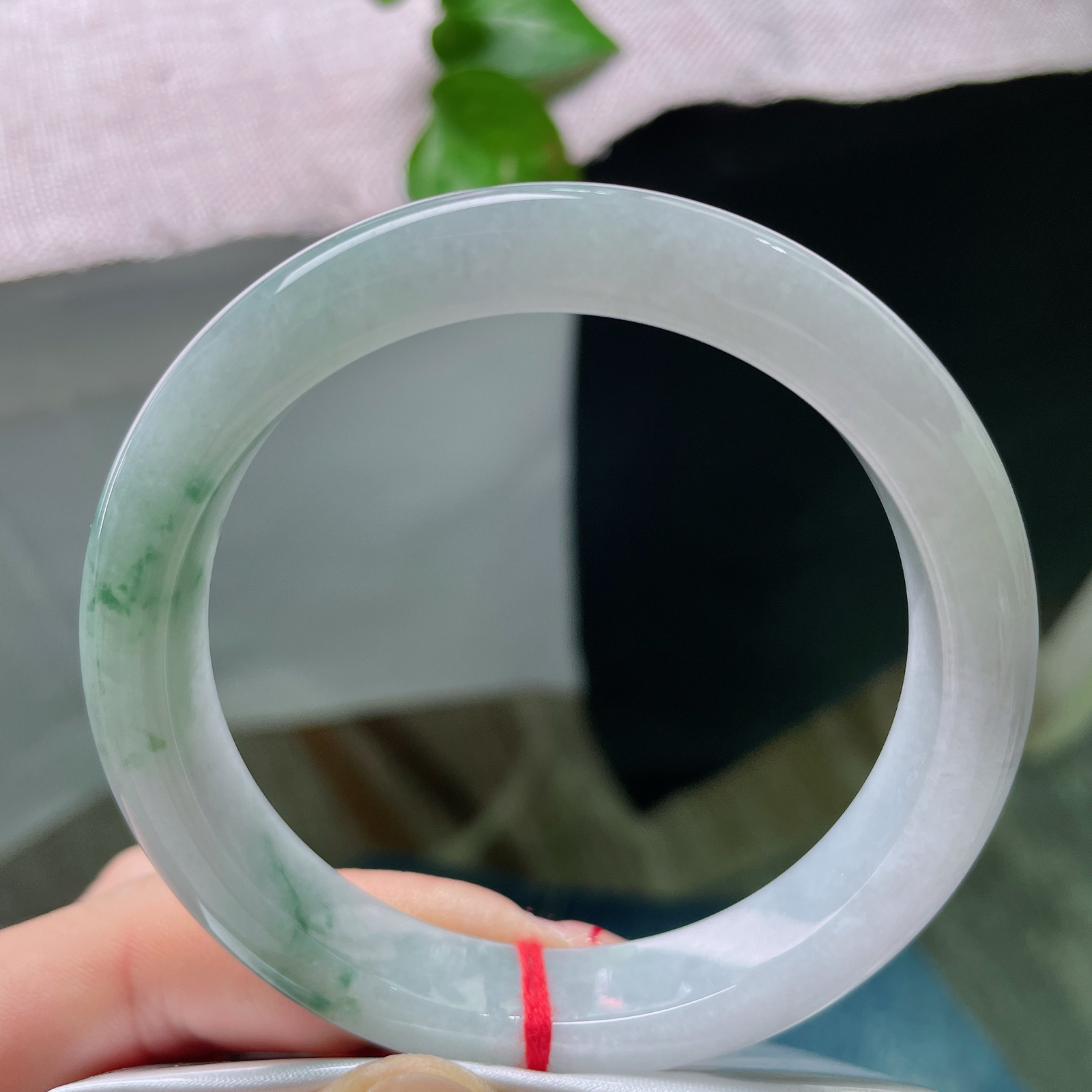 58.5/11.5/8.1，飘花正圈，种老，水头好。质地温润细腻，佩戴韵味十足，无裂，ss57292a
