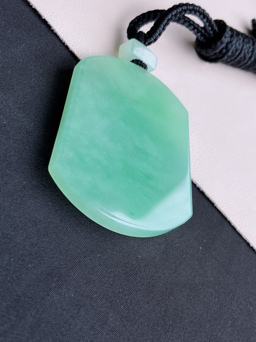 甜绿平安牌，简约时尚，尺寸52/41.6/5.8/自然光实拍