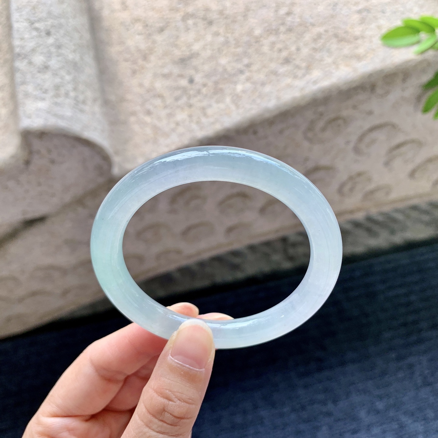 圆条52 53，圈口53.5/8.8/8.4，编码GX081922，糯冰飘绿，水润，种老，细腻，打灯有棉线