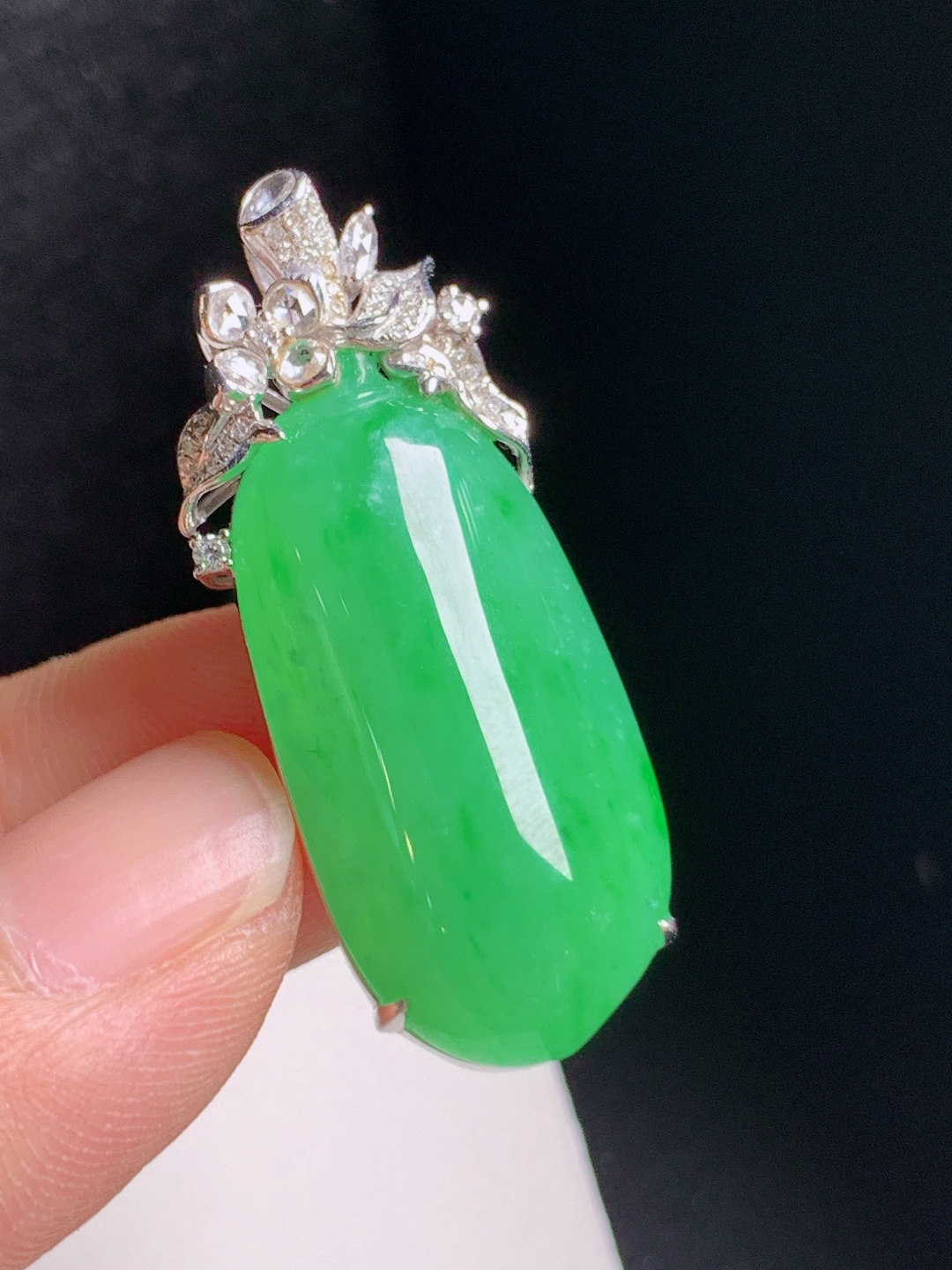 阳绿福瓜吊坠，绿意鲜亮，莹润起光，纳福聚财