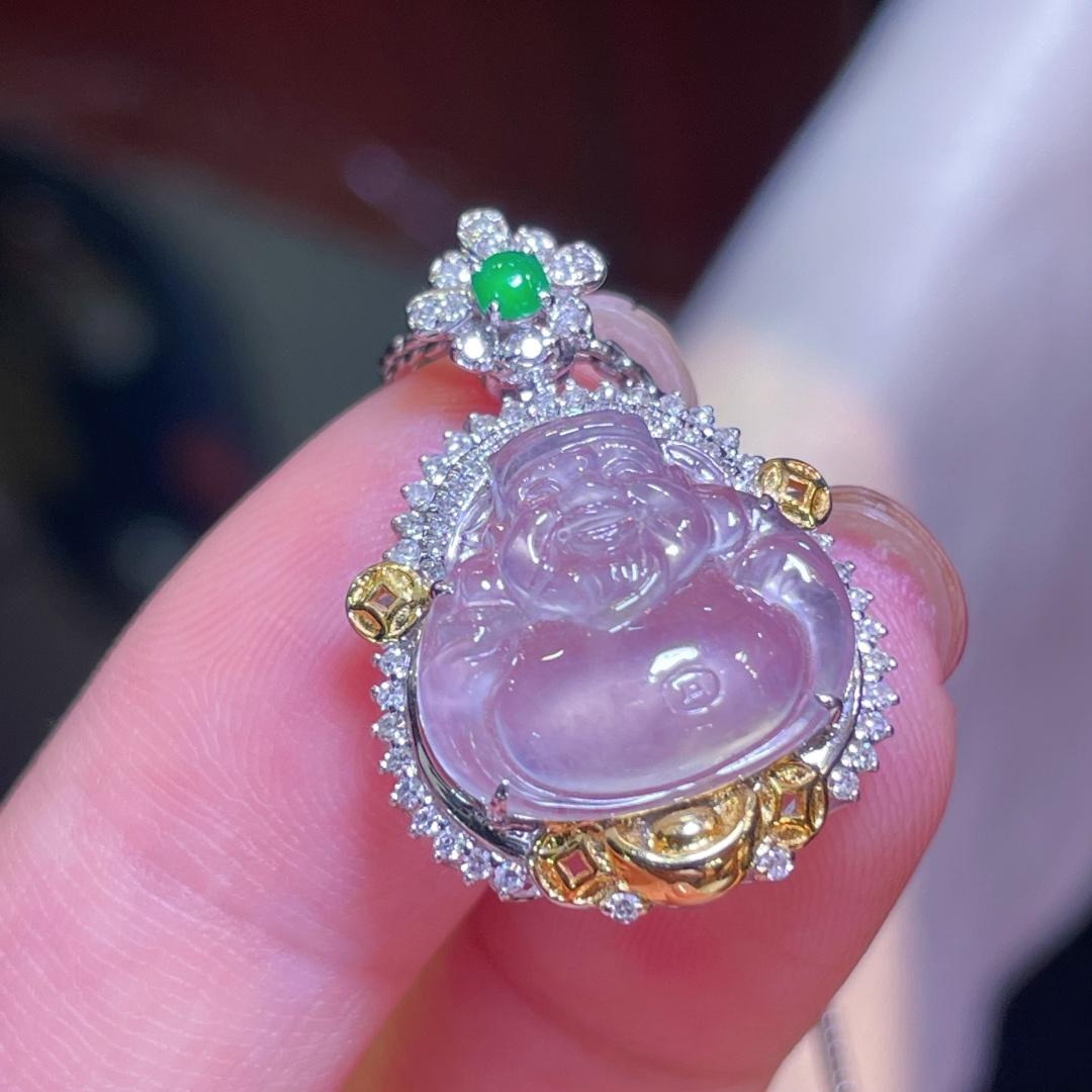 ️翡翠A货 佛公吊坠，高冰起光，料子冰润细腻，种老起光，18k金镶真钻，上身佩戴效果很好，尺寸如图，24.6-16.9-7.5