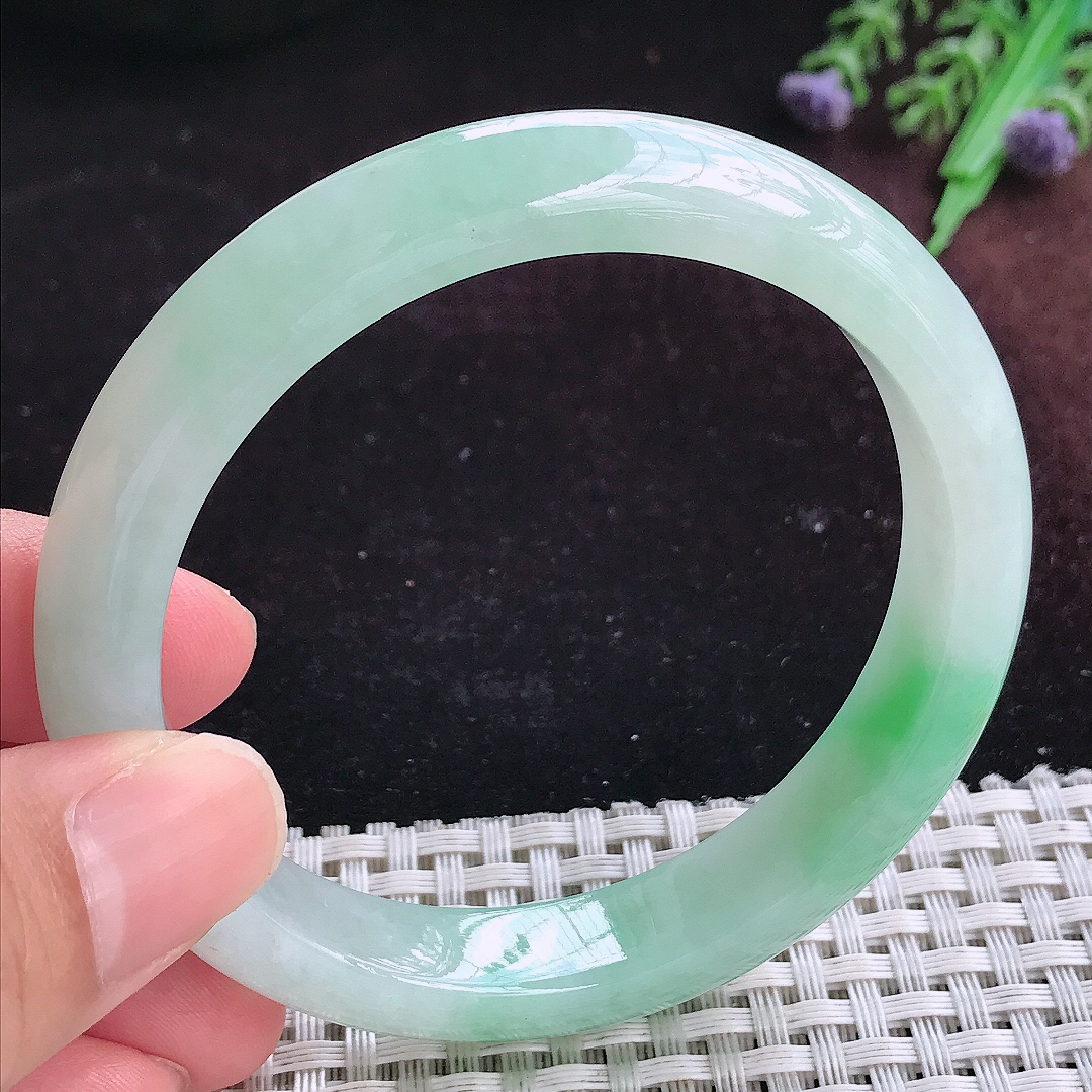 实拍A货翡翠59/11.8/8.3老坑冰润飘翠绿手镯天然玉镯平安镯女款