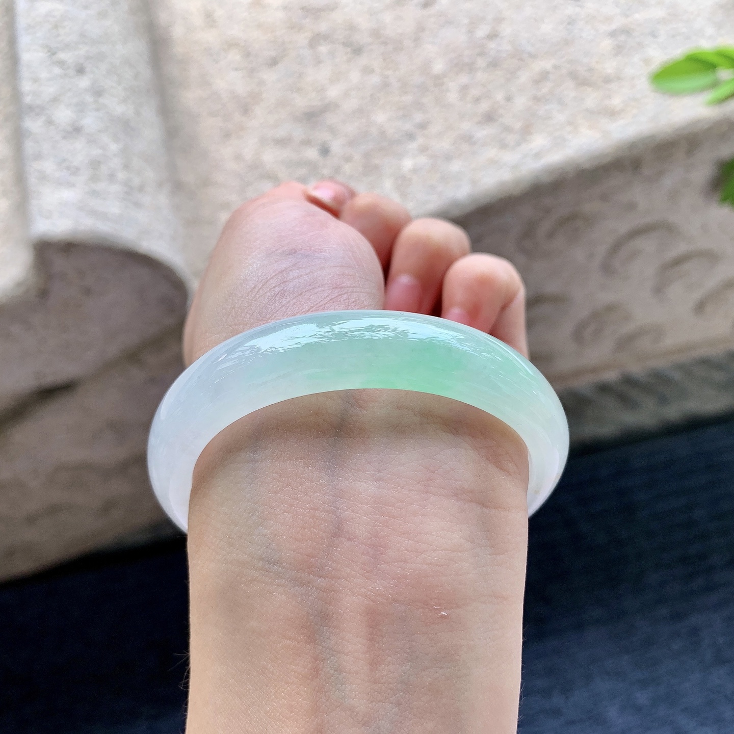 贵妃53 54，圈口54.8/47.2/12.5/7，编码GX081921，糯冰飘绿，水润，种老，细腻，打灯有棉线