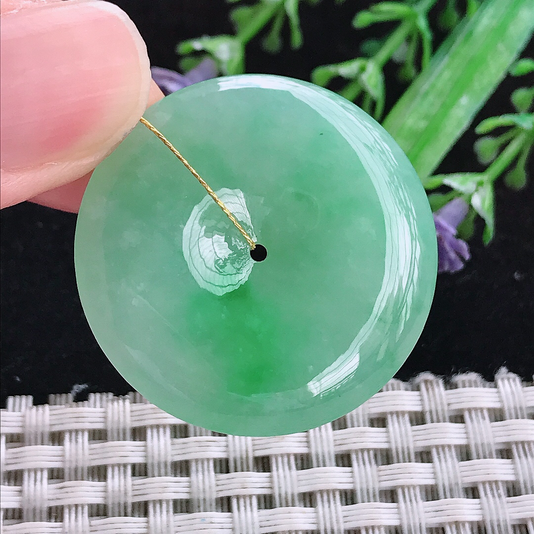 实拍A货翡翠32.9/6.1老坑冰润起胶苹果绿吊坠翡翠玉挂件