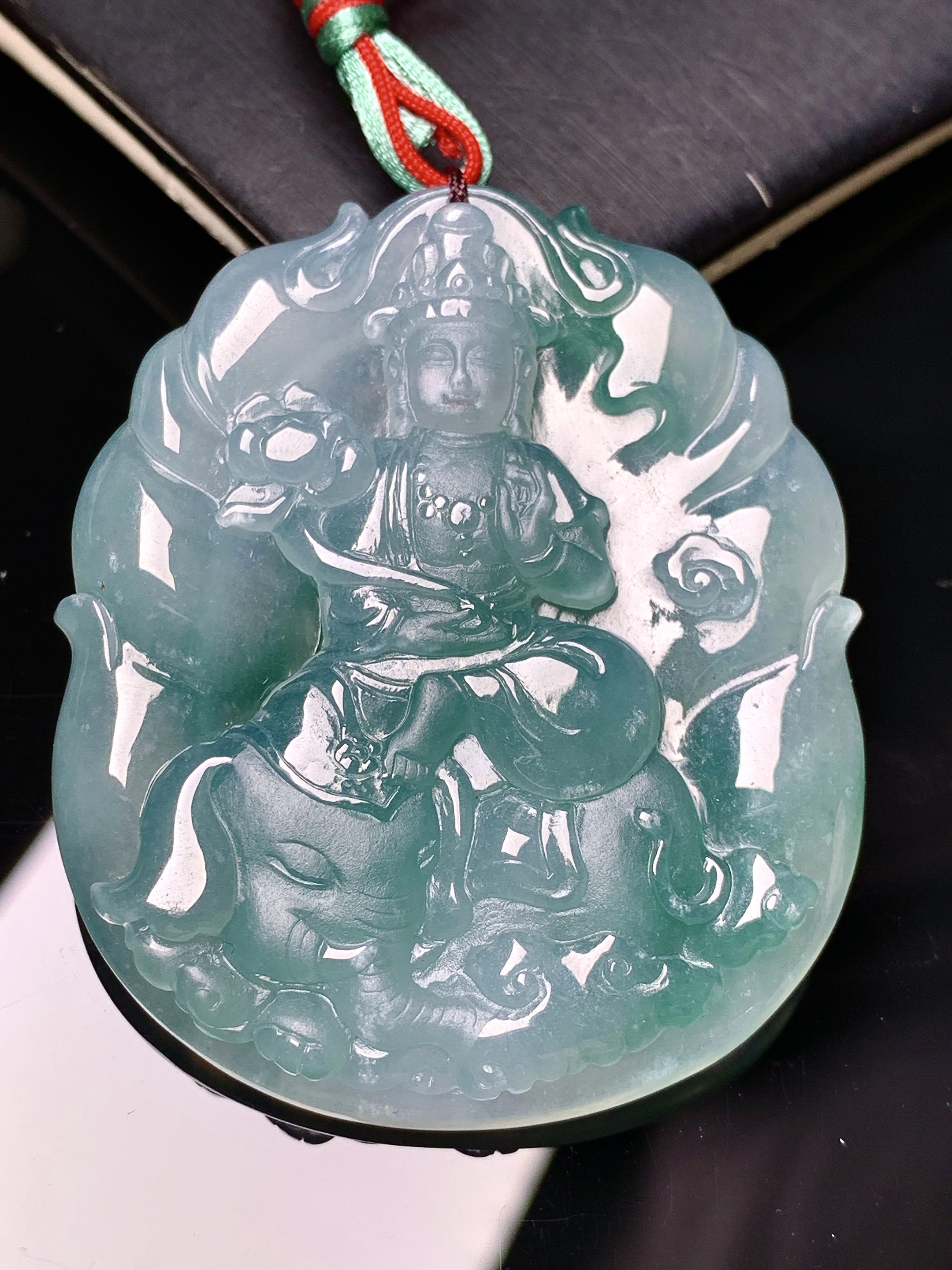 飘绿普贤观音菩萨吊坠 玉质细腻 色泽艳丽清新 水润亮眼 整体尺寸50.8*43*6 b2