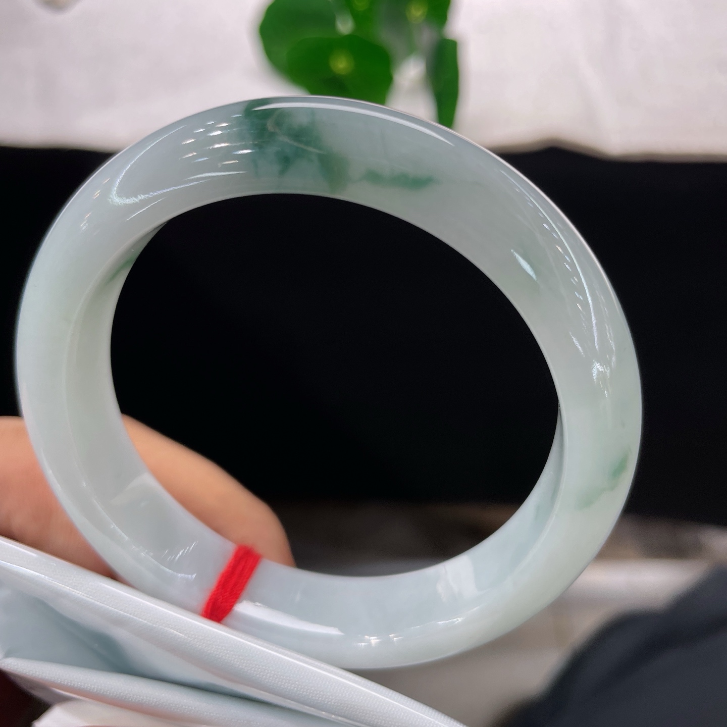 翡翠手镯 圈口56.6/12.4/8.4，冰飘花正圈，56/57/可戴，飘花藏山水，玉润伴朝夕，无裂
