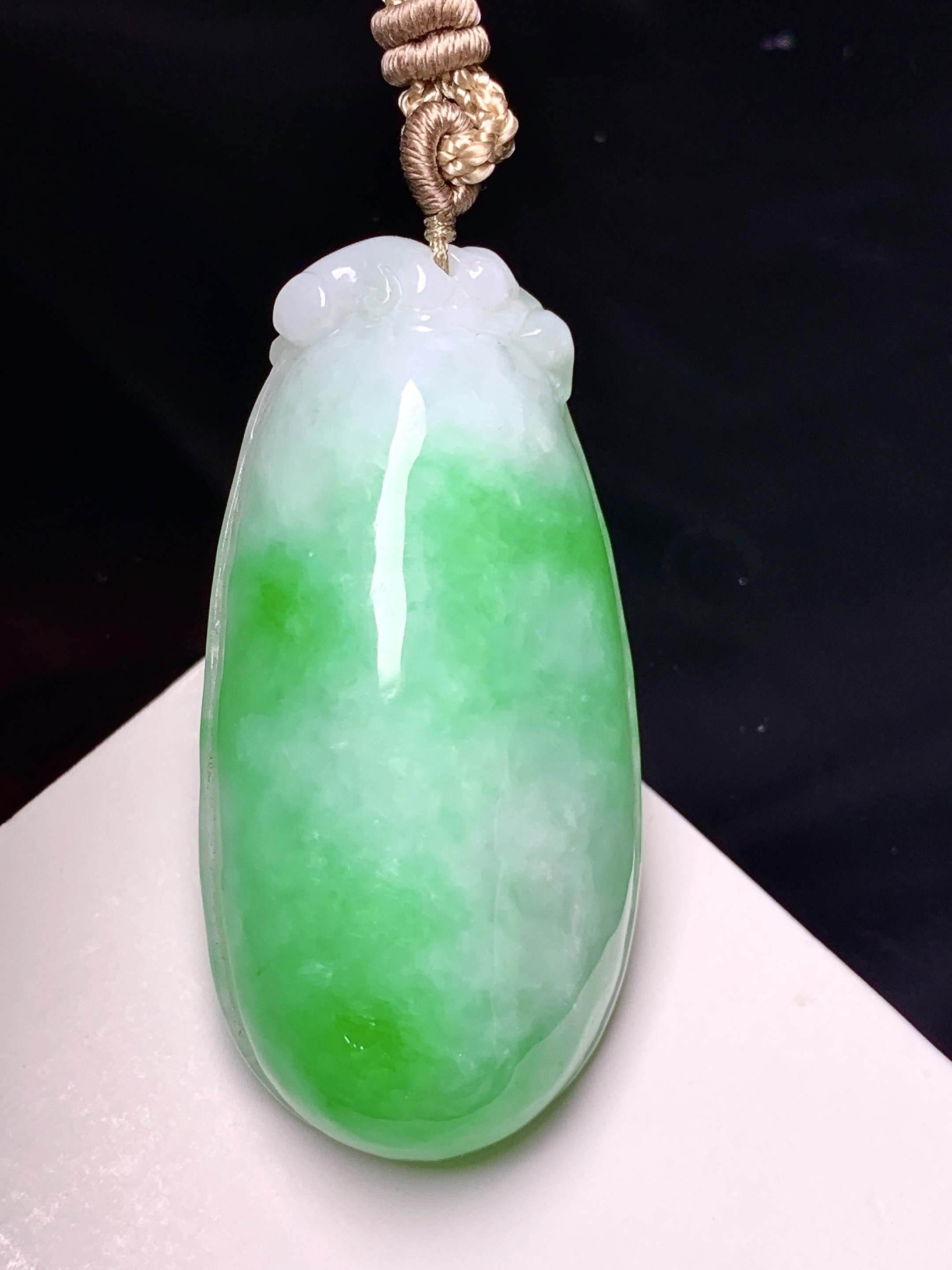 飘绿福瓜吊坠 玉质细腻 色泽艳丽清新 水润亮眼 整体尺寸45.5*22.8*11.5 a5
