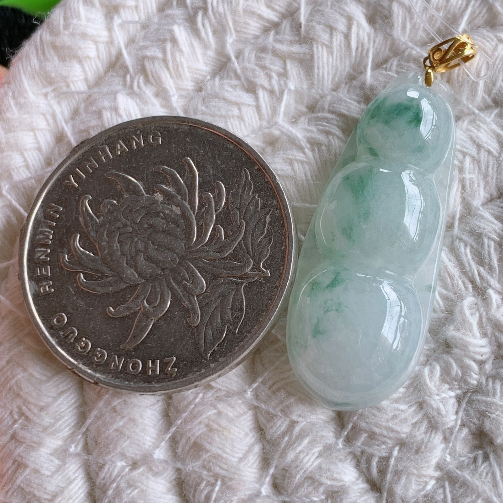 18k金扣冰润飘花福豆翡翠挂件，老种飘花  冰清玉洁  胶感十足  寓意“四季平安，福气满满”颜色鲜艳，清新自然，饱满通透   W49.17  尺寸：30-12-5.8mm