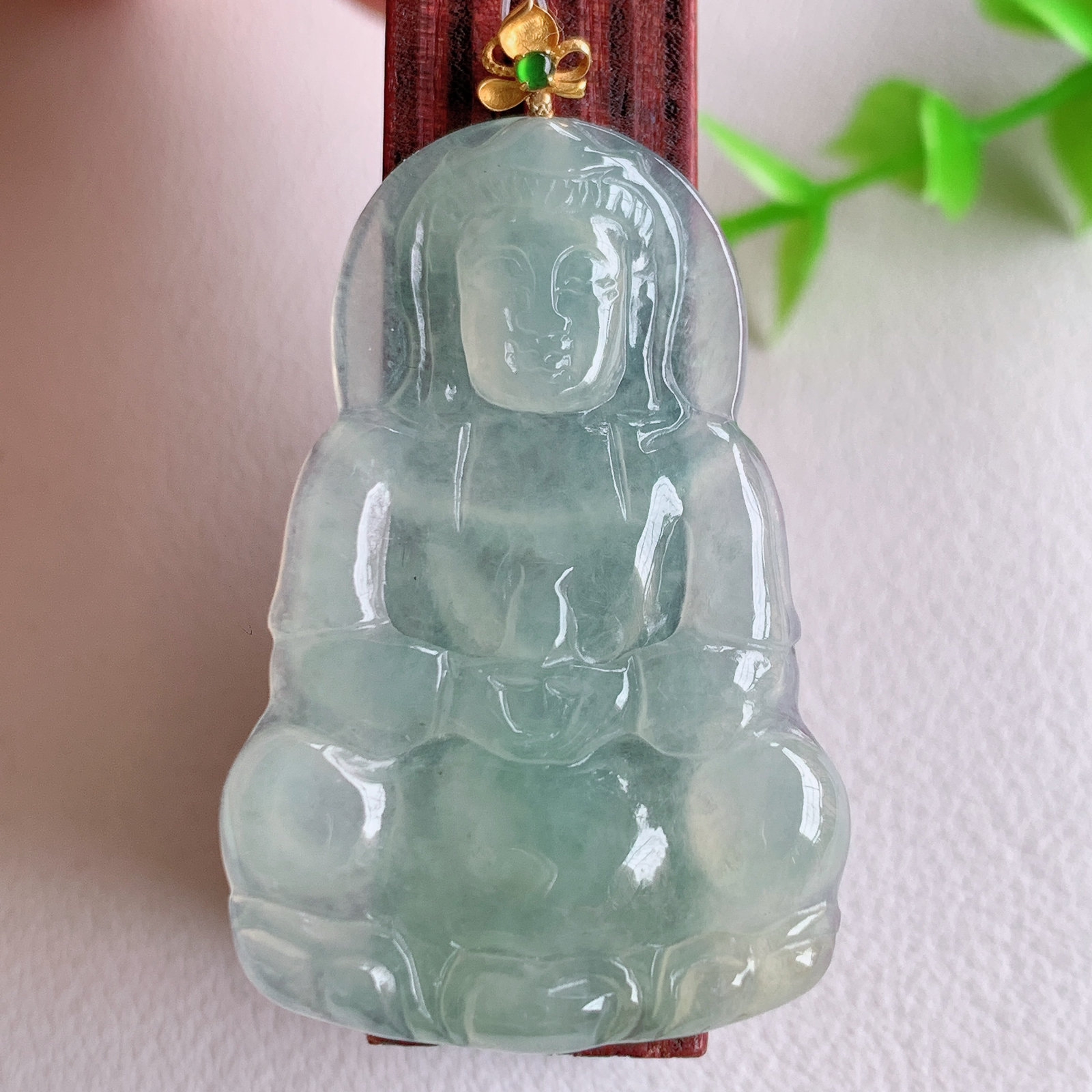 18k金扣冰润精雕观音吊坠，法相端庄大气，工艺精湛，种色浓郁，细腻饱满冰润，种老水足，收藏佳品，佩戴大气  W49.17  整体尺寸：45-26.5-4mm  裸石尺寸：40-26.5-4mm