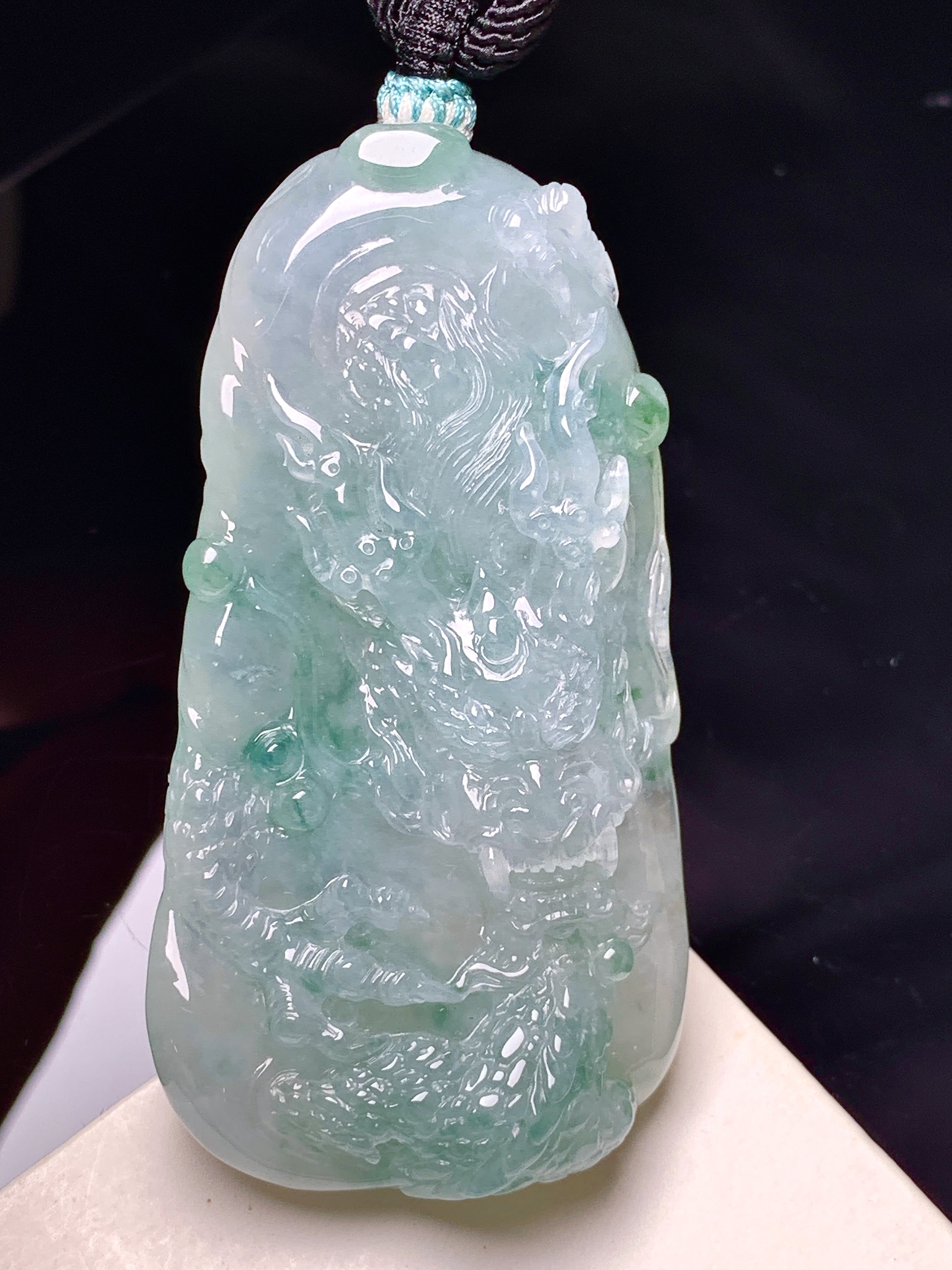 飘绿龙牌吊坠 玉质细腻 色泽艳丽清新 水润亮眼 整体尺寸58.5*31.2*11.2 a5