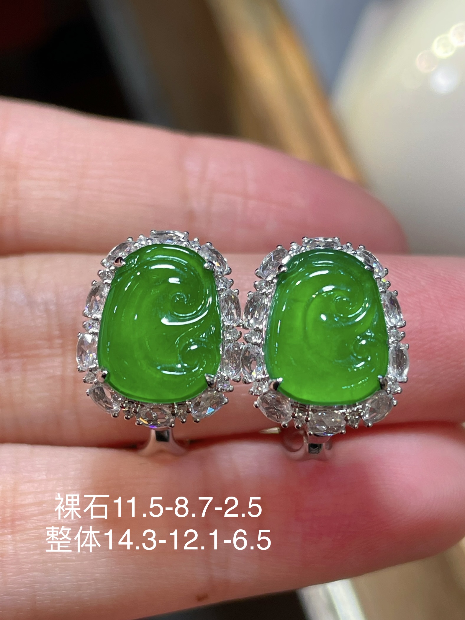 ️高冰满绿如意耳钉，种水，底色起荧光，刚性十足，18k金镶嵌设计，水润透亮，14.3-12.1-6