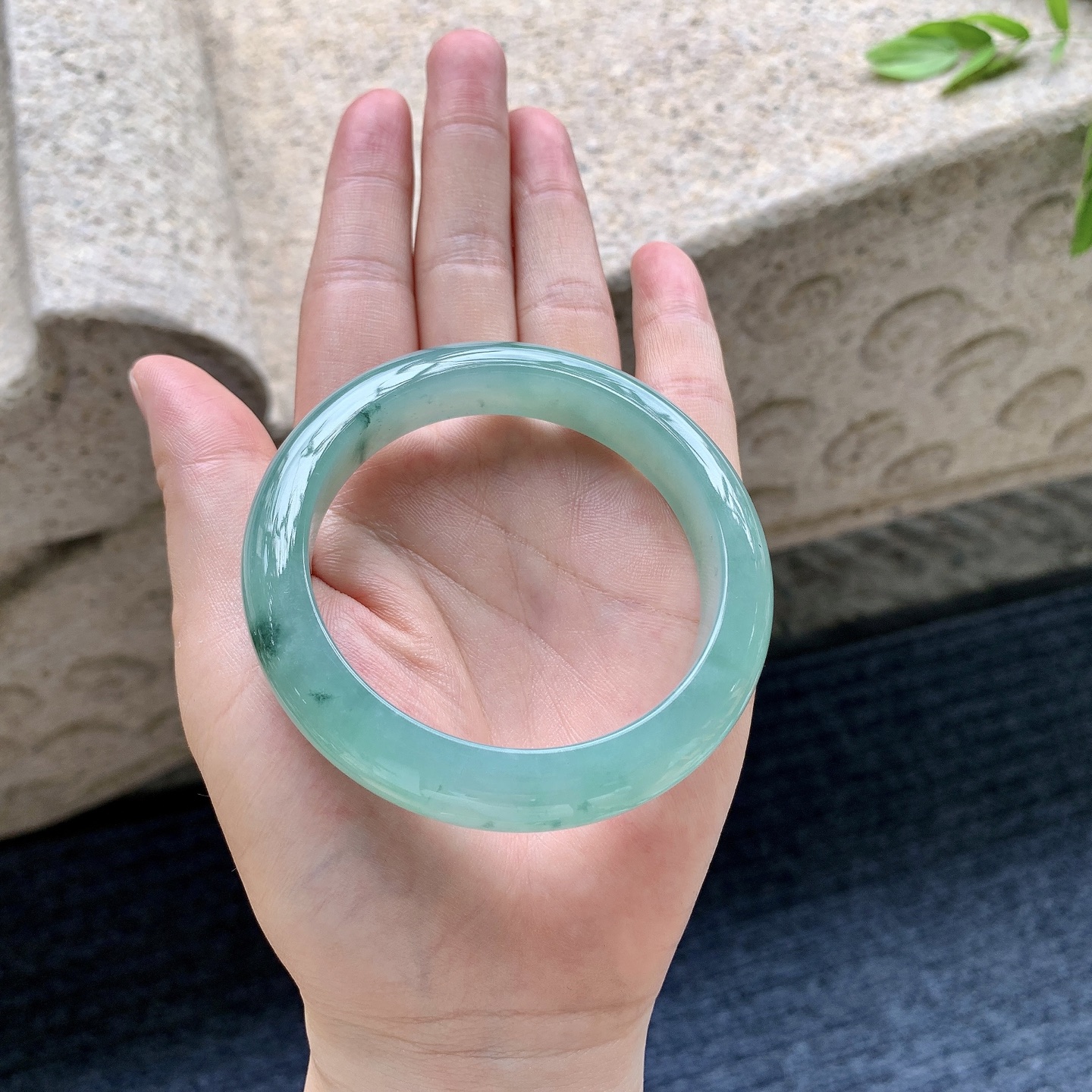 正圈53 54，圈口54.8/11.8/8.3，编码WW081917，糯冰晴绿飘花，水润，种老，细腻，打灯有纹线
