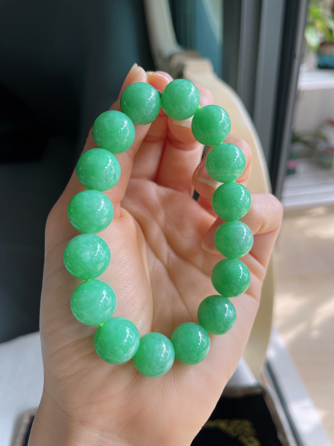 缅甸天然翡翠A货，冰满绿阳绿手串，尺寸：12.3mm。【编3100】