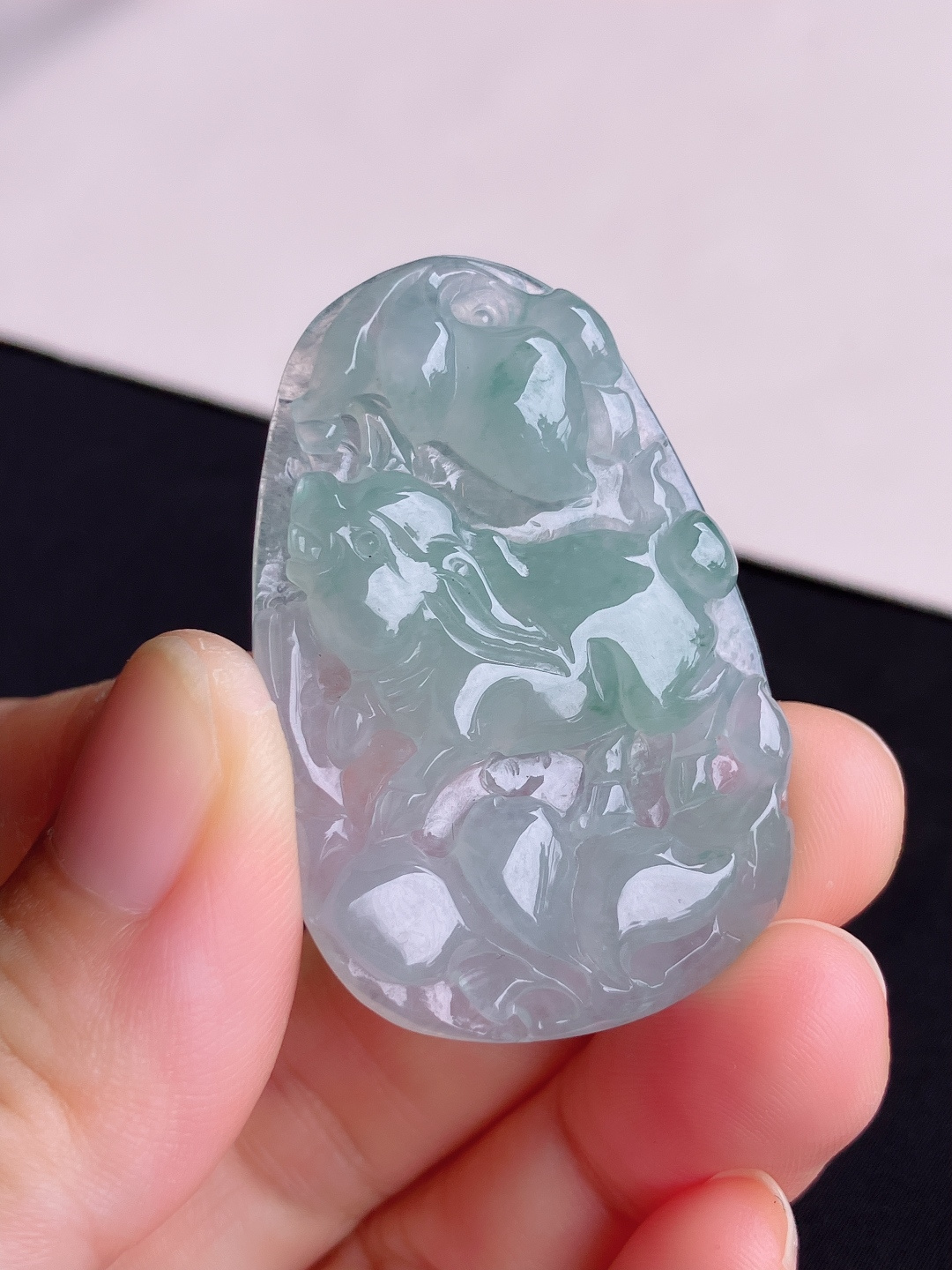 底色生肖猪牌，晶莹剔透。尺寸44.5/29.6/6.3/自然光实拍