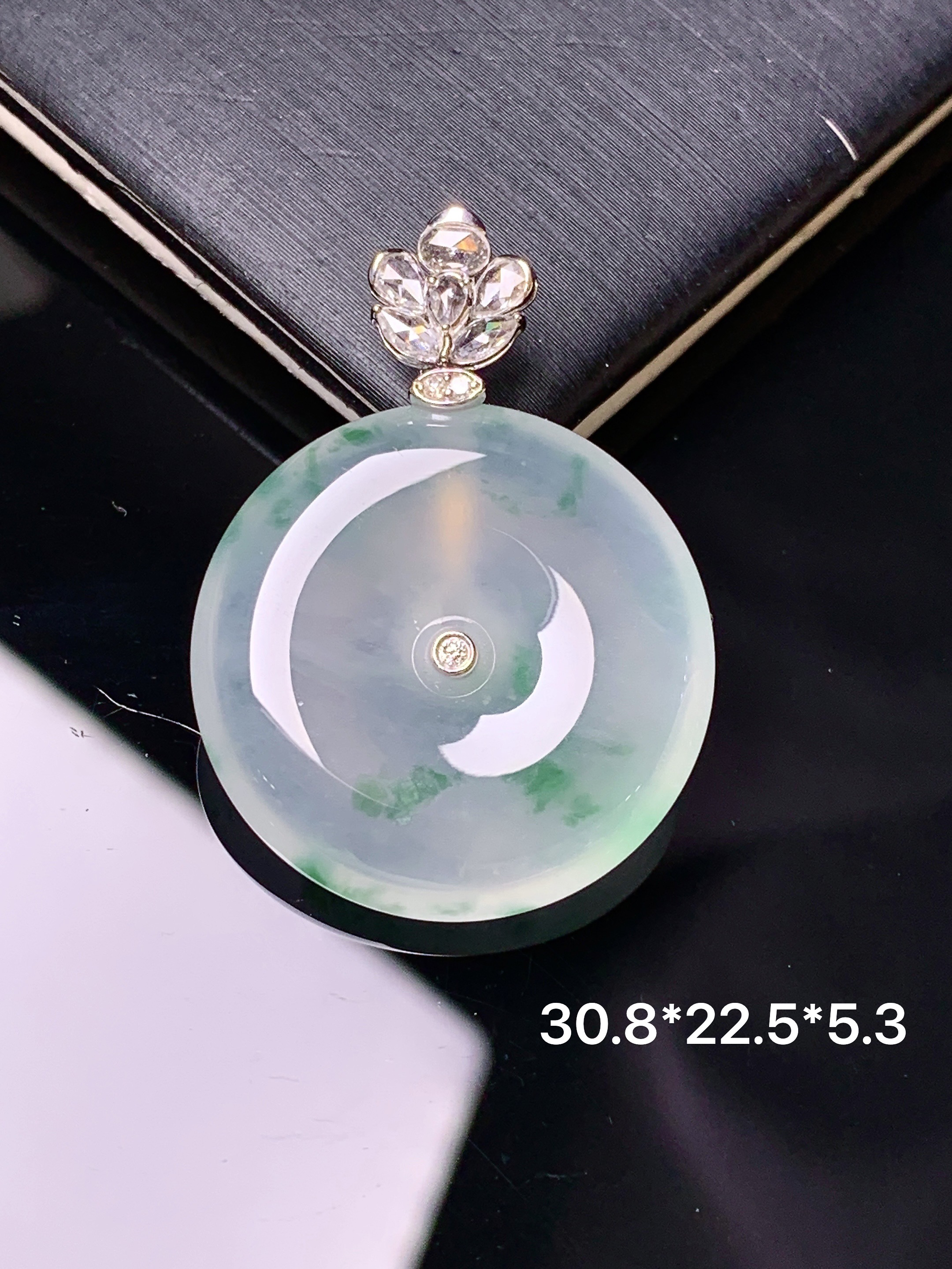 18k金钻镶嵌冰飘绿平安扣吊坠 玉质细腻 色泽艳丽清新 水润亮眼 整体尺寸30.8*22.5*5.3 c1