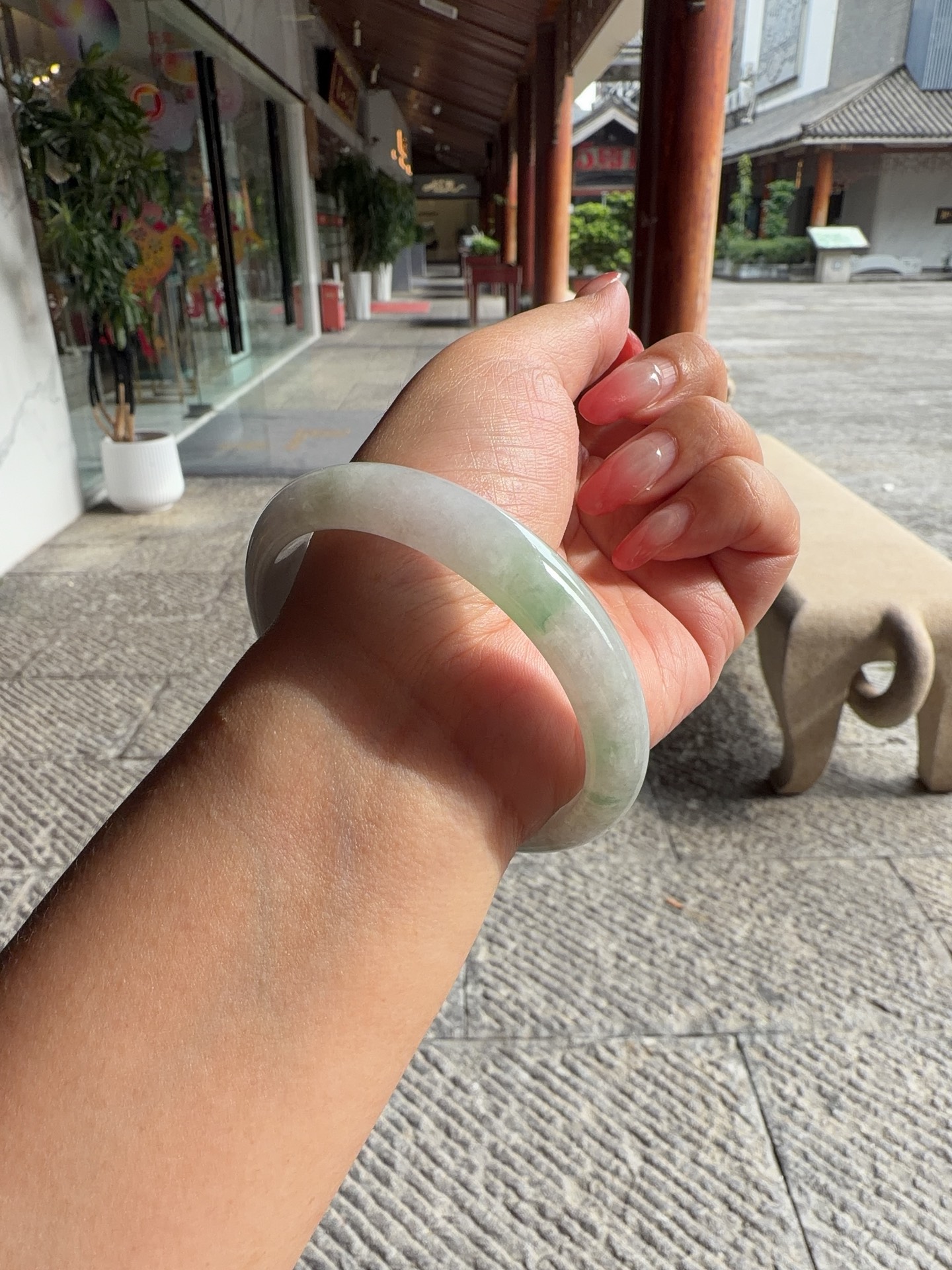 正圈58 59，圈口58.8-11.2-7.3，编码0818H18，糯种飘绿，玉质细腻，水润，种老，有纹