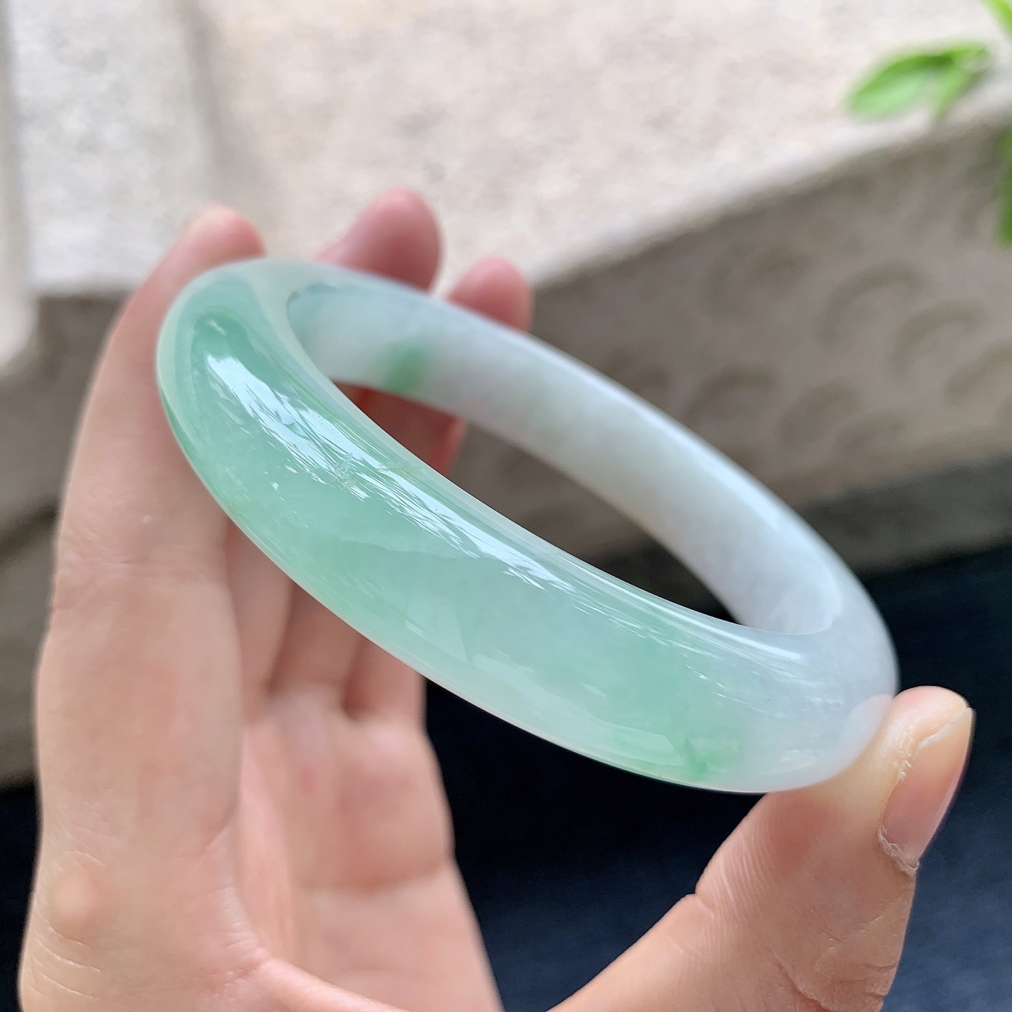 正圈 57 57，圈口57.6/12/9.7，编码GX081923，描述细糯飘绿，水润，种老，细腻，有纹线