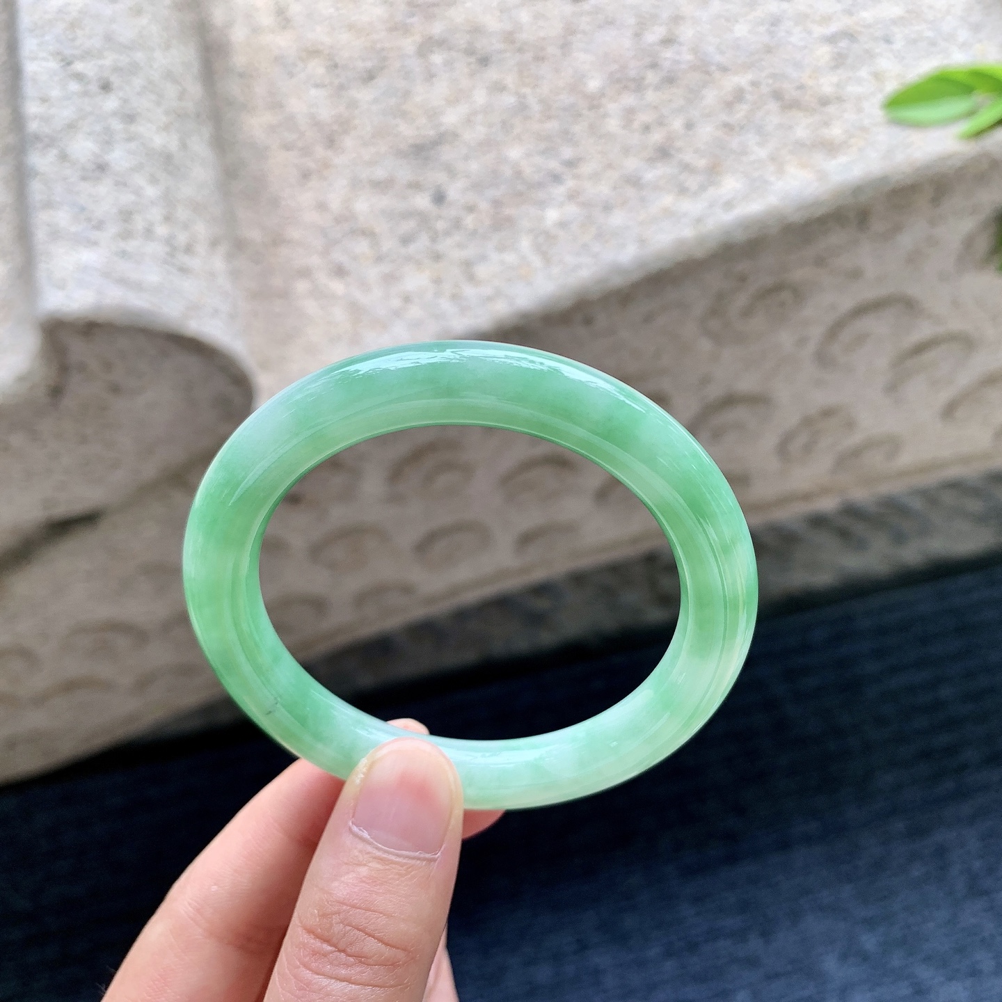 圆条51 52，圈口52.8/9/8.8，编码W6081916，描述细糯飘绿，水润，种老，细腻，打灯有絮线