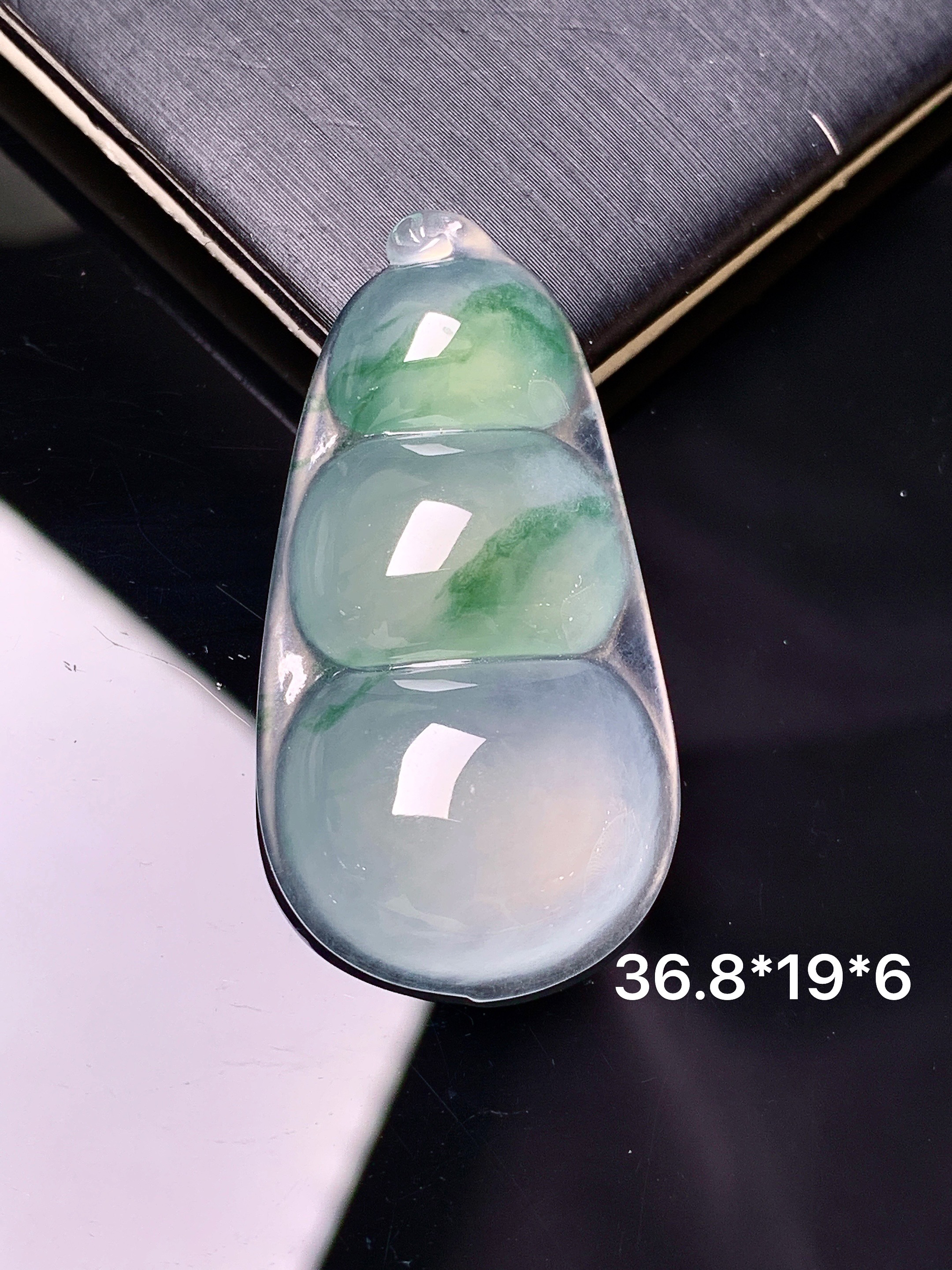冰飘绿四季豆吊坠 玉质细腻 色泽艳丽清新 水润亮眼 整体尺寸36.8*19*6 c1