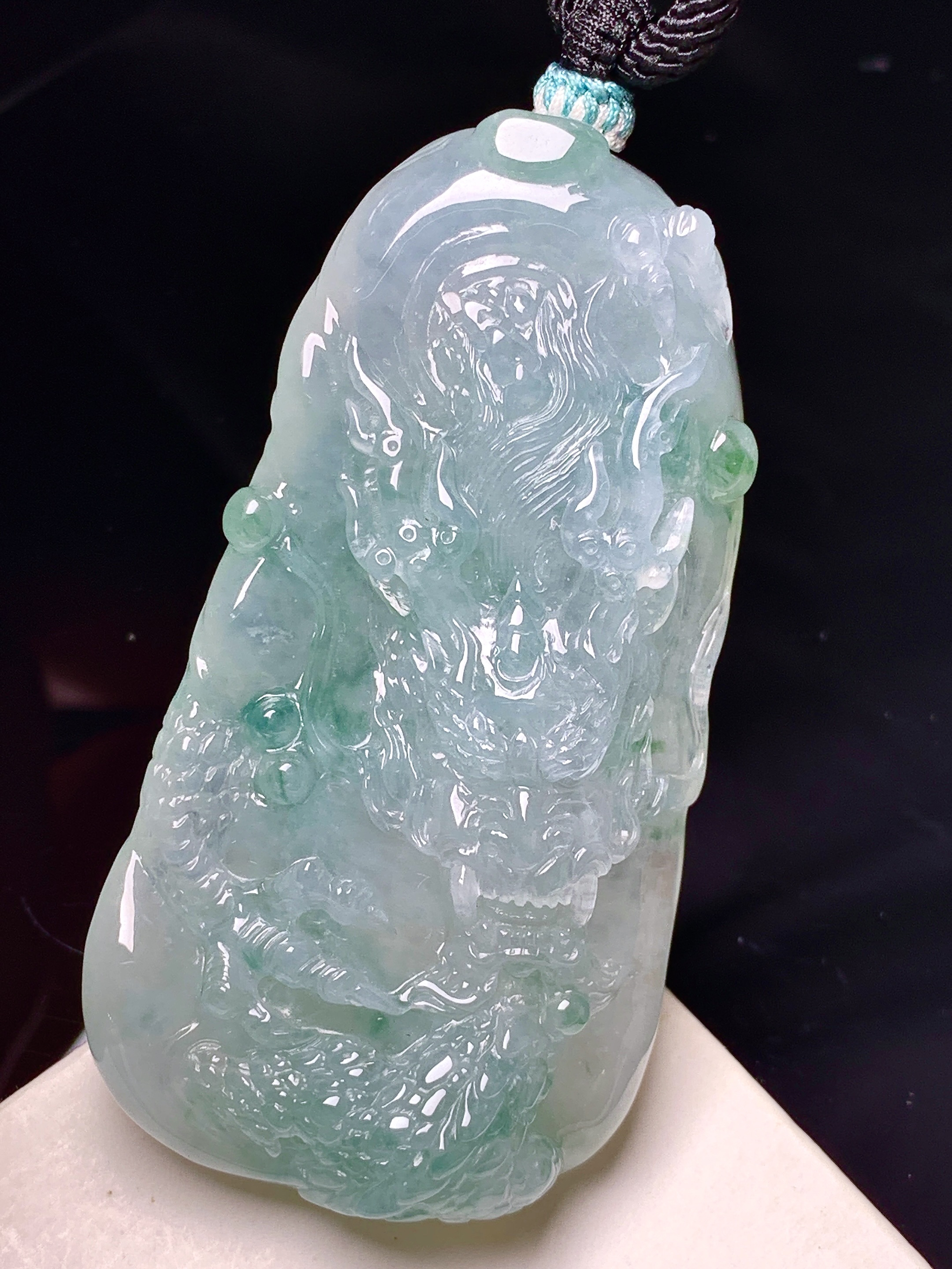 飘绿龙牌吊坠 玉质细腻 色泽艳丽清新 水润亮眼 整体尺寸58.5*31.2*11.2 a5