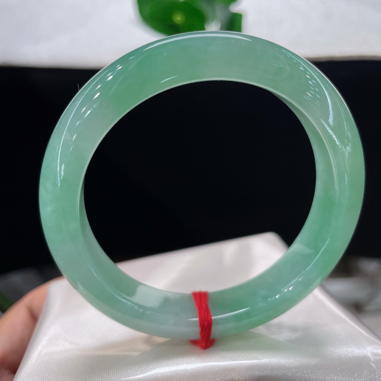 翡翠手镯 圈口55.5/11.8/8.7，冰晴水飘阳绿正圈，54/55可戴，翠似平湖秋水，温润绕清腕，无裂