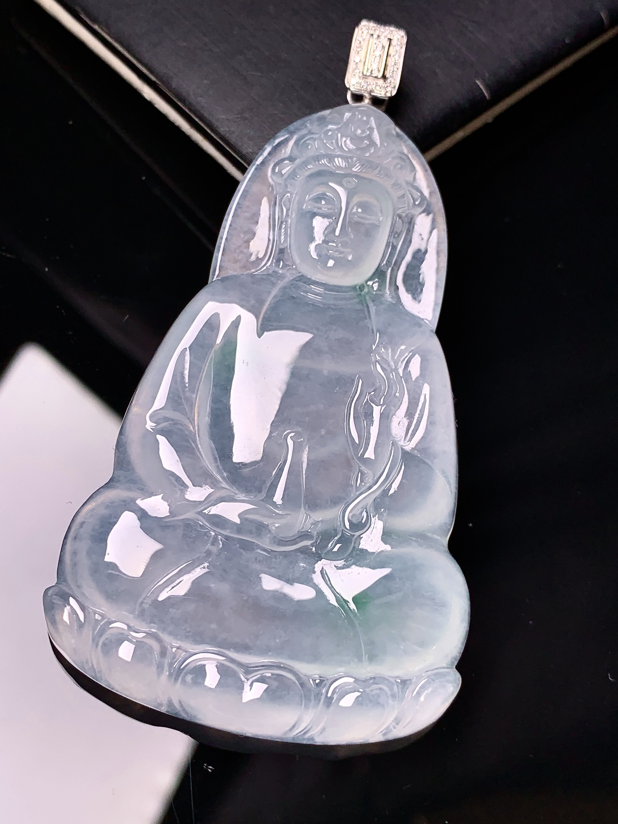 18k金镶嵌冰种观音菩萨吊坠 玉质细腻 色泽艳丽清新 水润亮眼 整体尺寸69.8*37.7*6.2 L2