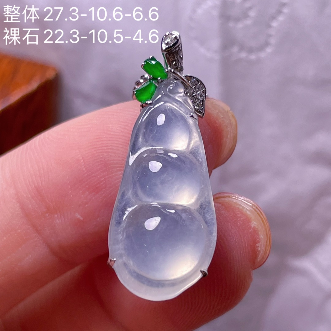 ️翡翠A货 福豆吊坠，冰种起光，料子冰润细腻，种老起光，18k金镶真钻，上身佩戴效果很好，尺寸如