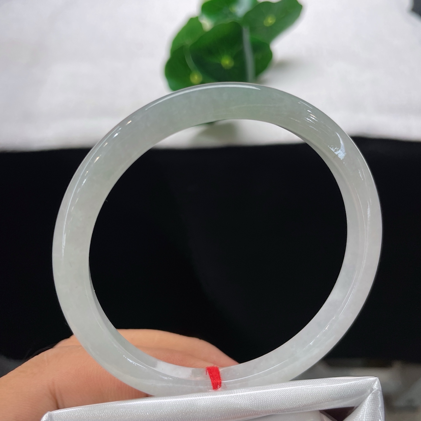 翡翠手镯 圈口59.2/7.1/6.9，冰晴正圈，59/60可戴，似清露浸石，质地温润，翠色若隐若现，如薄雾缠枝。无裂。