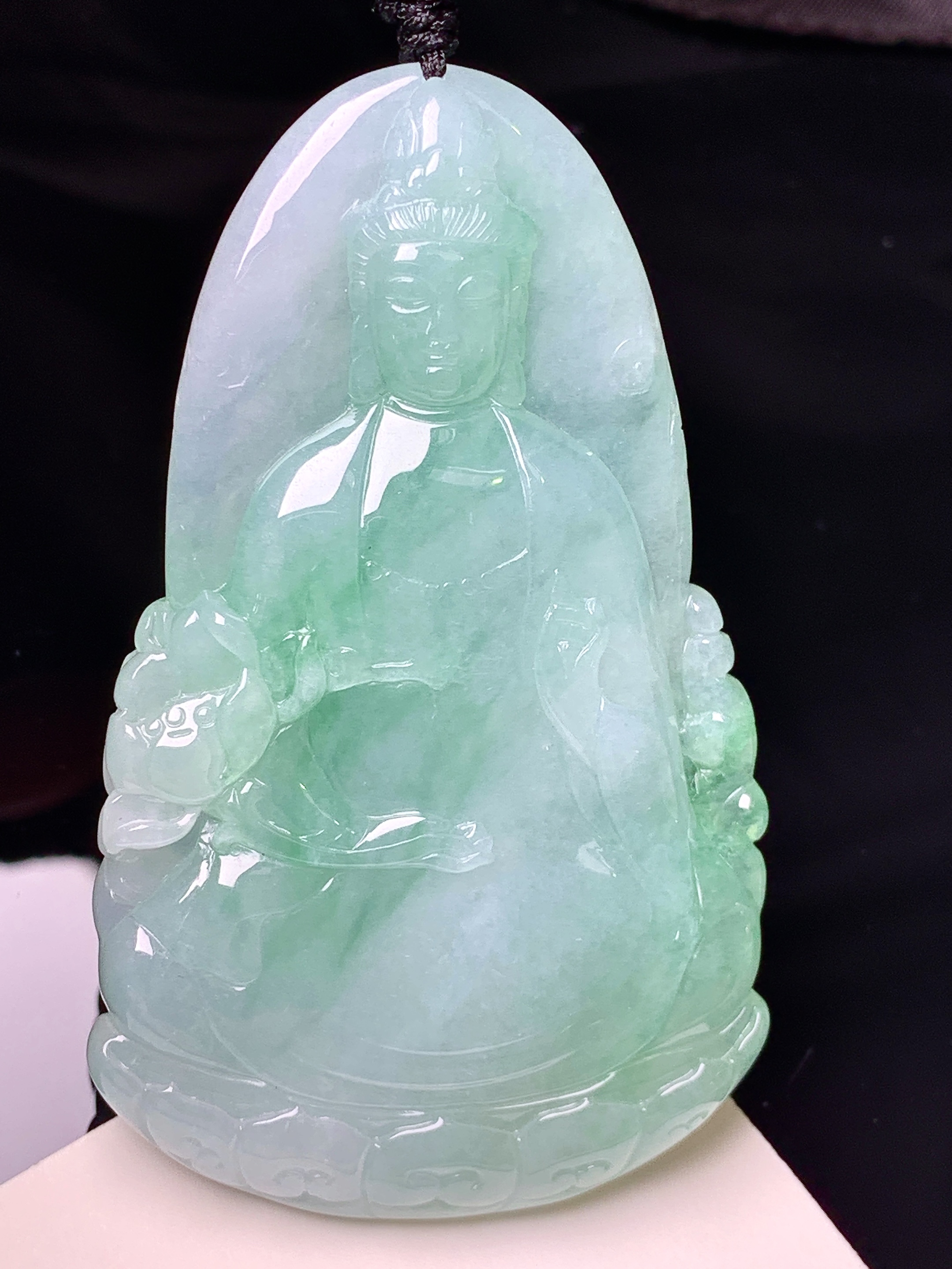 飘绿观音菩萨吊坠 玉质细腻 色泽艳丽清新 水润亮眼 整体尺寸59*35.5*5.6 x3