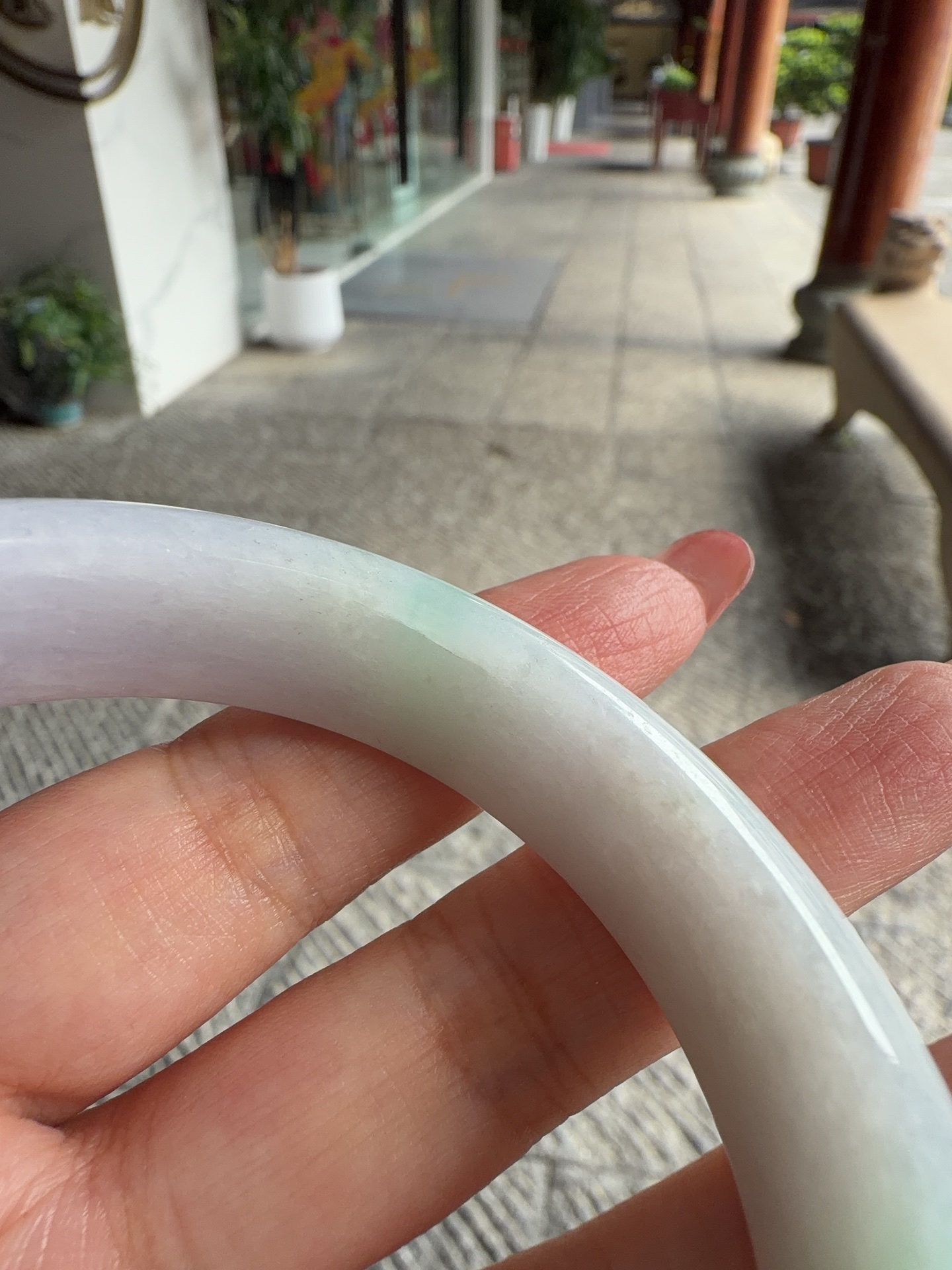 正圈58 59，圈口58.7-13.3-8.3，编码0818P10，糯种飘绿，晶莹剔透，水润，种老，有纹