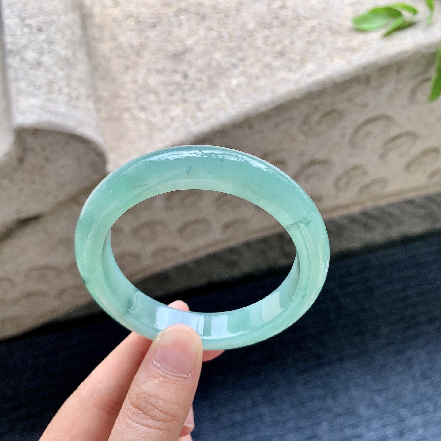 正圈53 54，圈口54.8/11.8/8.3，编码WW081917，糯冰晴绿飘花，水润，种老，细腻，打灯有纹线