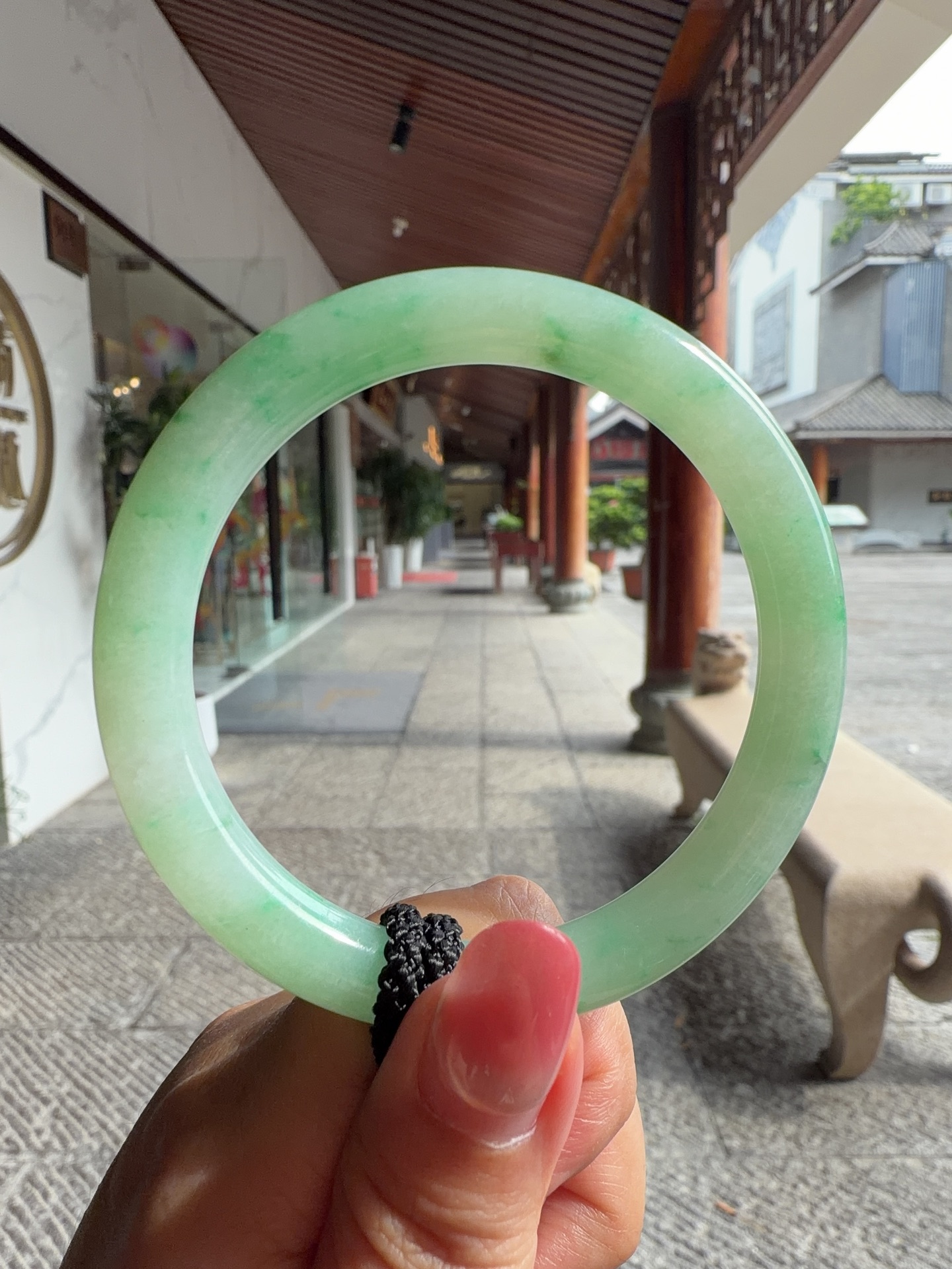 手镯，圆条57 58，圈口57.6-9-8.6，编码0818P13，糯飘绿，冰莹通透，水润，种老，棉根