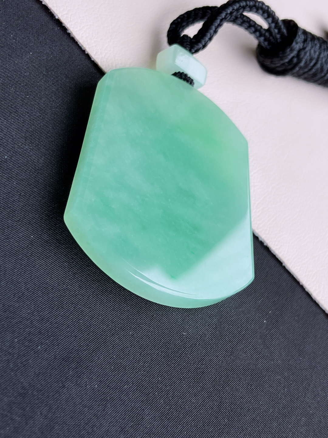 甜绿平安牌，简约时尚，尺寸52/41.6/5.8/自然光实拍